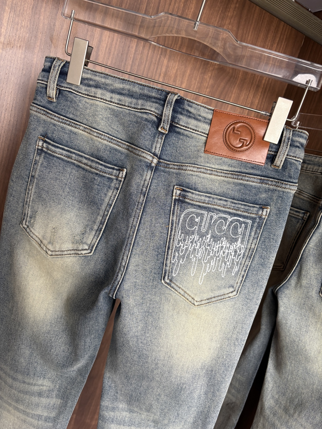 🌾退换🔥 专柜🆕2025秋冬设计推荐 热卖牛仔裤🆕柔软亲肤面料 奢华头层牛皮腰牌 经典蓝洗水 专柜限量款