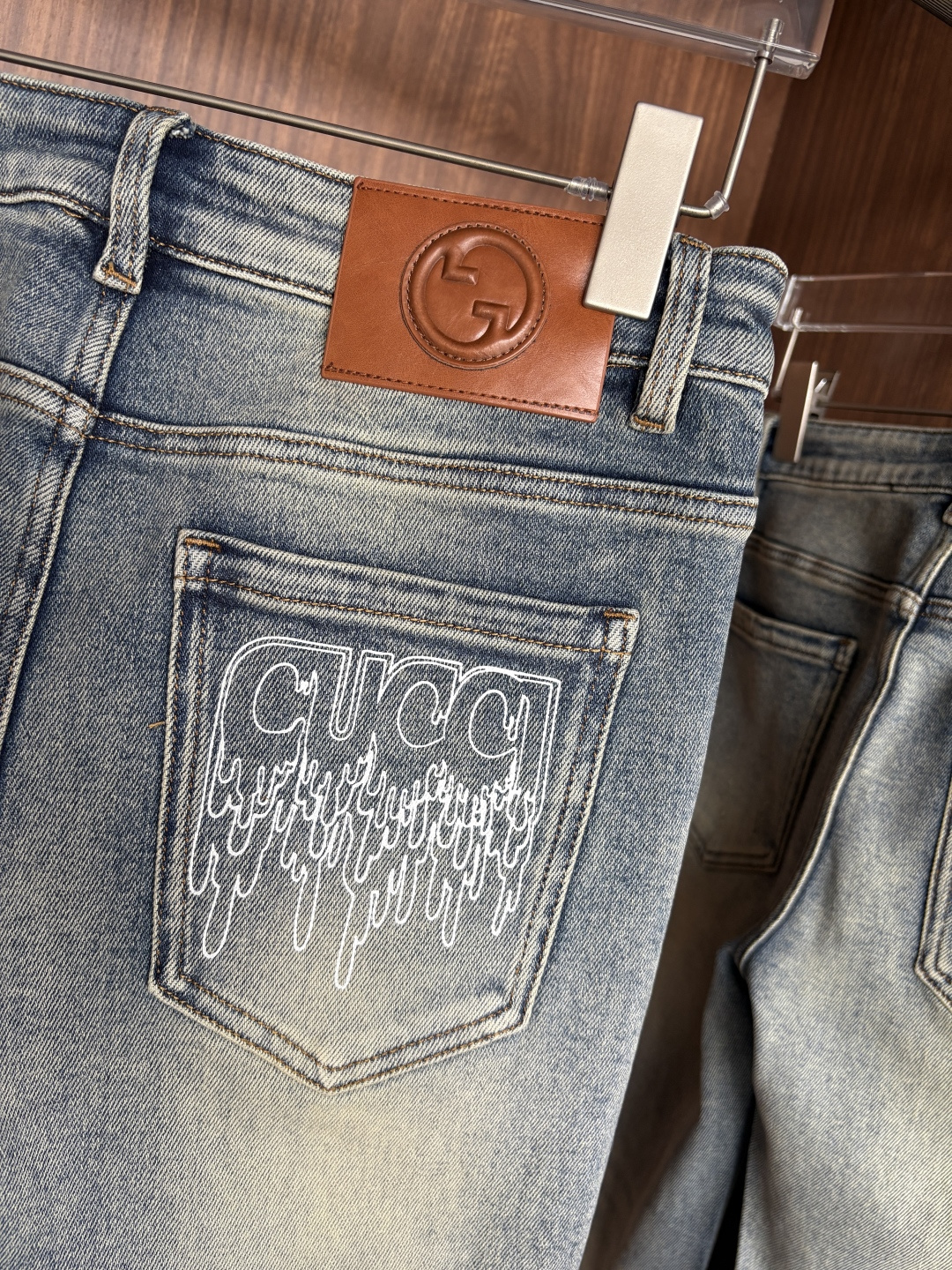 🌾退换🔥 专柜🆕2025秋冬设计推荐 热卖牛仔裤🆕柔软亲肤面料 奢华头层牛皮腰牌 经典蓝洗水 专柜限量款