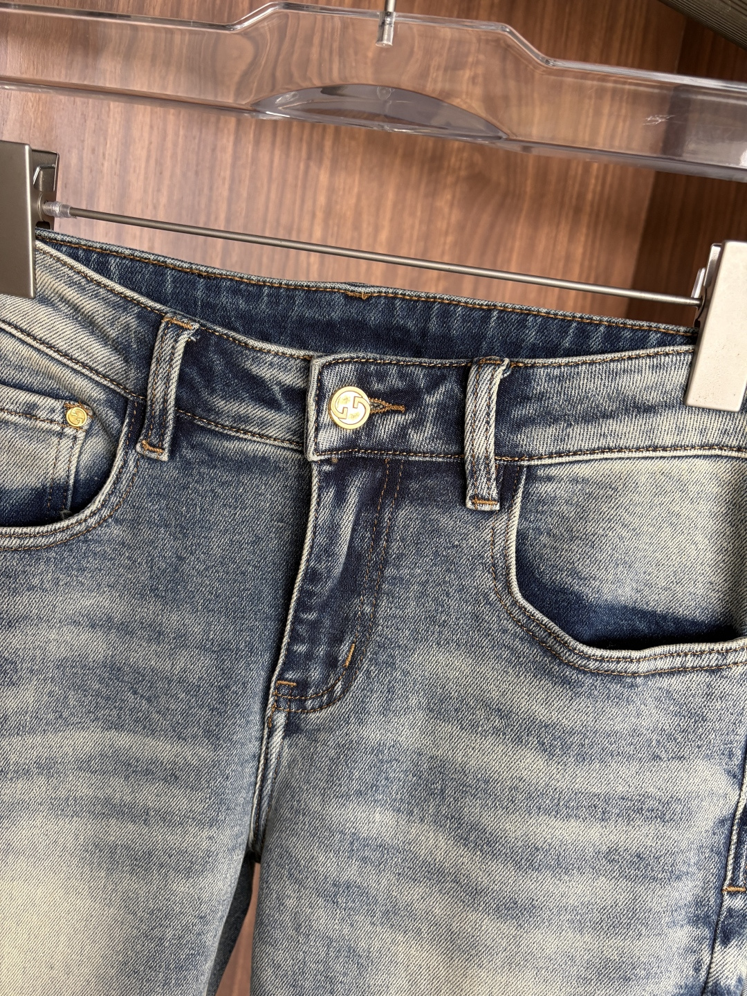 🌾退换🔥 专柜🆕2025秋冬设计推荐 热卖牛仔裤🆕柔软亲肤面料 奢华头层牛皮腰牌 经典蓝洗水 专柜限量款