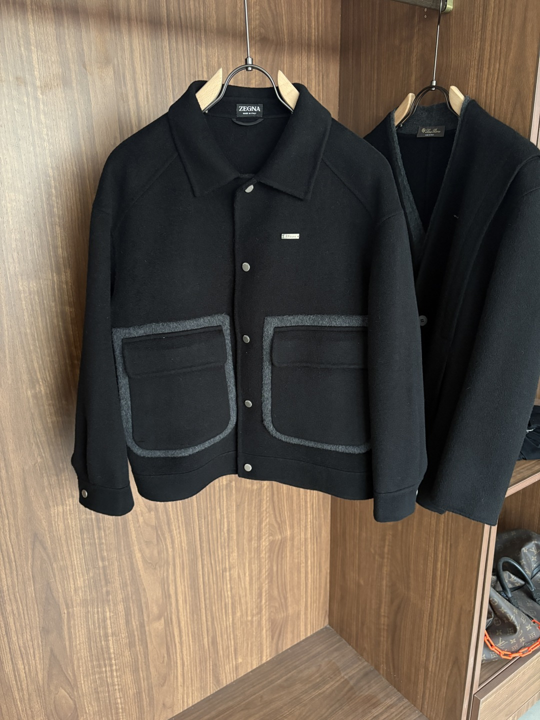 NO:690640,L wool coat interprets the elegance and warmth of winter] The winter wind brings biting and chill, but it also brings fashion opportunities. When the classic herringbone pattern meets the blended fabric of wool and cashmere, a unique coat emerges, adding an irresistible charm to your winter outfit.  With the herringbone texture as the design highlight, the unique pattern seems to tell the story of the years, adding a retro and literary atmosphere to the overall look. Its style is simple yet grand, and the smooth lines outline an elegant outline. Whether it is worn open to show casualness, or buttoned up to create a neat look, it can easily control various styles.  What’s even more surprising is that this coat can be worn with a stand-up collar. The stand-up collar design can not only provide warm protection for your neck in the cold wind, but also instantly enhance your aura and make you stand out from the crowd. When the cold wind blows, stand the collar high, as if you are building a warm barrier for yourself, while still maintaining a sense of fashion.  The choice of fabric is the essence of this coat. The blend of wool and cashmere combines the stiffness of wool with the softness of cashmere. Wool gives the coat good support and warmth, making it able to withstand the severe cold of winter; while the addition of cashmere makes the coat more delicate and skin-friendly to the touch, as if it is wrapped in a layer of soft clouds. This blended fabric is not only comfortable to wear, but also has a high-quality texture, showing a high-quality style.  In terms of color, we have carefully blended two classic tones, dark gray and light coffee. Dark gray is calm and restrained, suitable for you who pursue low-key luxury; light coffee is warm and soft, adding a warm color to winter. No matter what style lover you are, you can find your favorite choice in these two colors. Size M-3XLFFF001 FFF001,, loro piana,19860909L羊毛大衣演绎冬日的优雅与温暖】冬日的风,带着凛冽与寒意,却也吹来了时尚的契机.当经典的人字纹邂逅羊毛与山羊绒的混纺面料,一件别具一格的大衣应运而生,为你的冬日穿搭增添一抹难以抗拒的魅力. 以人字纹理为设计亮点,独特的纹路仿佛在诉说着岁月的故事,为整体造型增添了复古与文艺的气息.它的款式外形简约而不失大气,流畅的线条勾勒出优雅的轮廓,无论是敞开穿展现随性,还是系上扣子塑造利落感,都能轻松驾驭各种风格. 更令人惊喜的是,这款大衣可以实现立领的穿搭方式.立领的设计不仅能在寒风中为你的脖颈提供温暖的守护,还能瞬间提升气场,让你在人群中脱颖而出.当寒风乍起,将领子高高立起,仿佛为自己筑起一道温暖的屏障,同时又不失时尚感. 而面料的选择,更是这款大衣的精髓所在.羊毛与山羊绒的混纺,兼具了羊毛的挺括与山羊绒的柔软.羊毛赋予了大衣良好的支撑性和保暖性,使其能够抵御冬日的严寒；而山羊绒的加入,则让大衣在触感上更加细腻亲肤,仿佛被一层轻柔的云朵包裹.这种混纺面料不仅穿着舒适,而且质感上乘,彰显出高品质的格调. 在色彩上,我们精心调配了深灰与浅咖两种经典色调.深灰,沉稳内敛,适合追求低调奢华的你；浅咖,温暖柔和,为冬日增添一抹温馨的色彩.无论你是哪种风格爱好者,都能在这两款颜色中找到属于自己的心仪之选. 码数M-3XLFFF001 FFF001,,loro piana,,Men's clothing