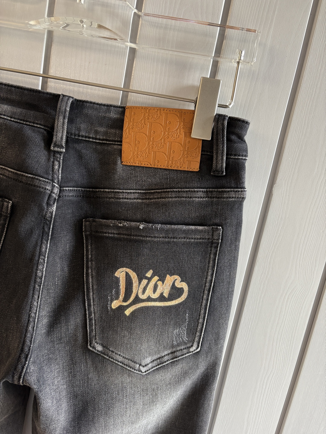 专柜🆕2025秋冬设计推荐 热卖牛仔裤🆕柔软亲肤面料 奢华头层牛皮腰牌 经典蓝洗水 专柜限量款 奢华感订