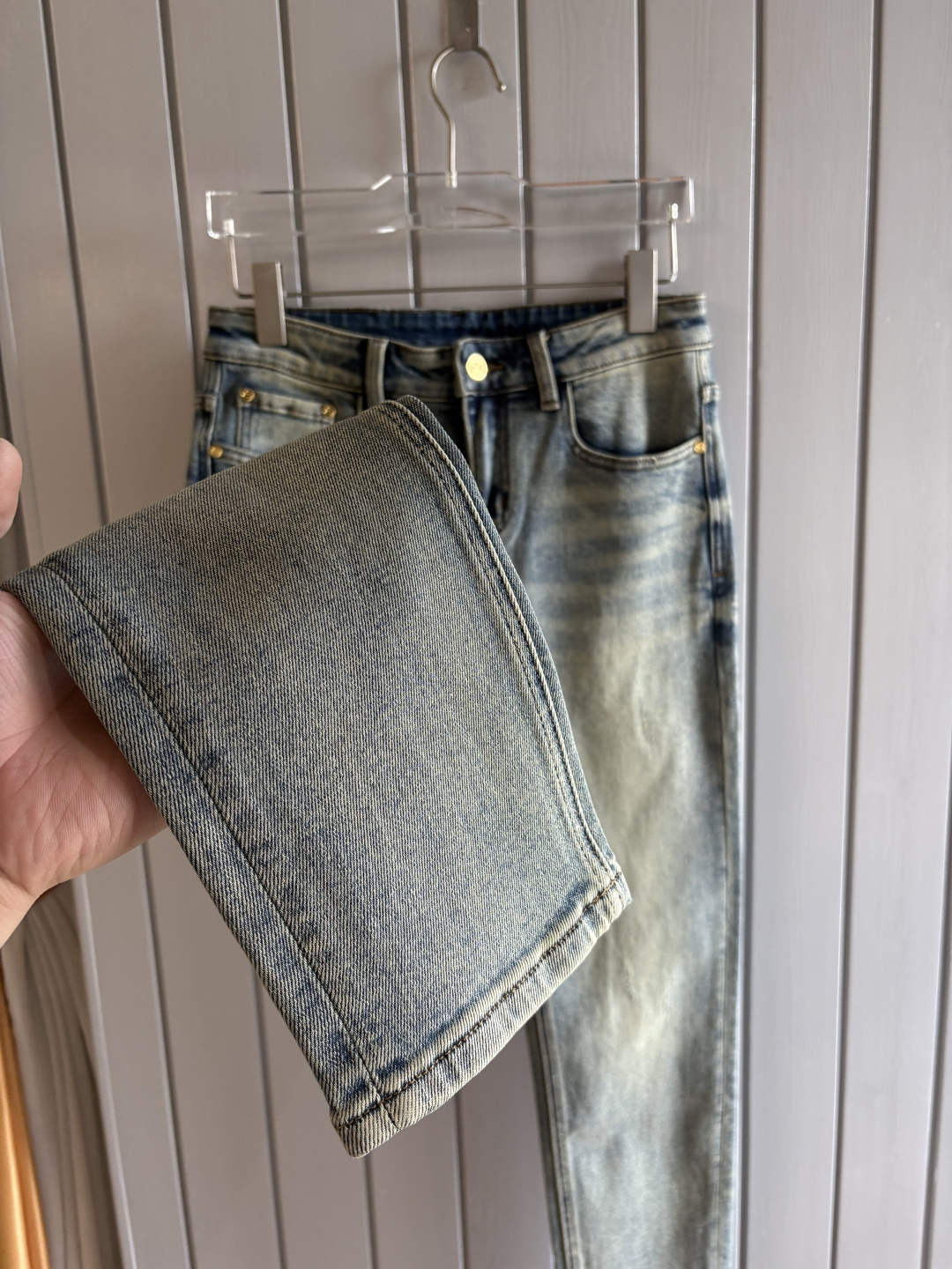 专柜🆕2025秋冬设计推荐 热卖牛仔裤🆕柔软亲肤面料 奢华头层牛皮腰牌 经典蓝洗水 专柜限量款 奢华感订