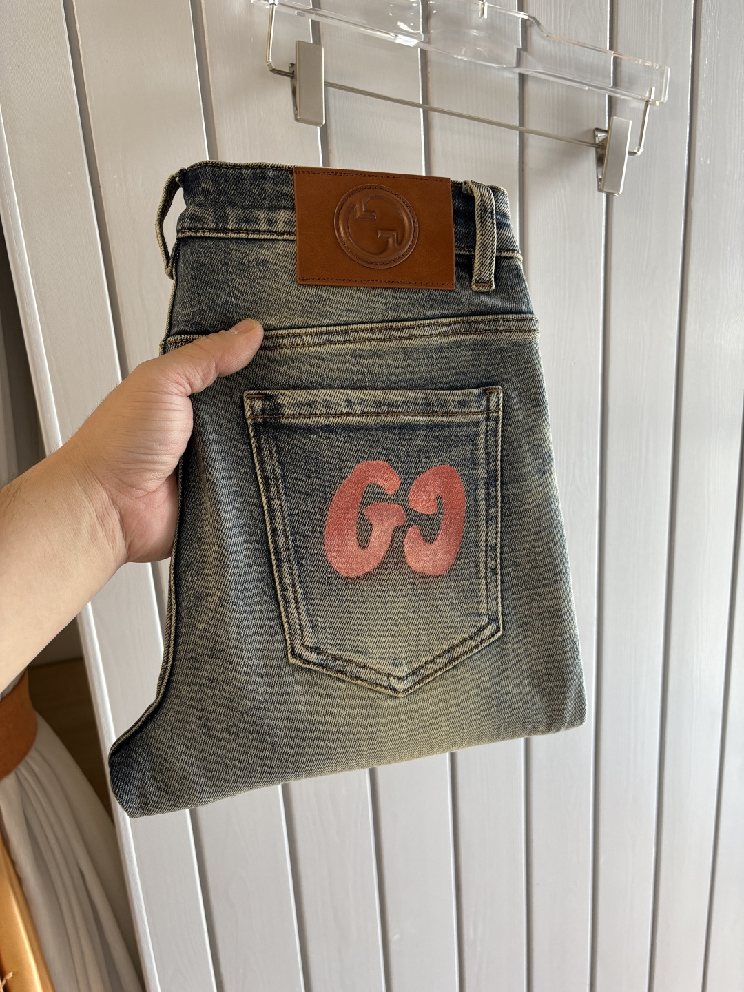 专柜🆕2025秋冬设计推荐 热卖牛仔裤🆕柔软亲肤面料 奢华头层牛皮腰牌 经典蓝洗水 专柜限量款 奢华感订