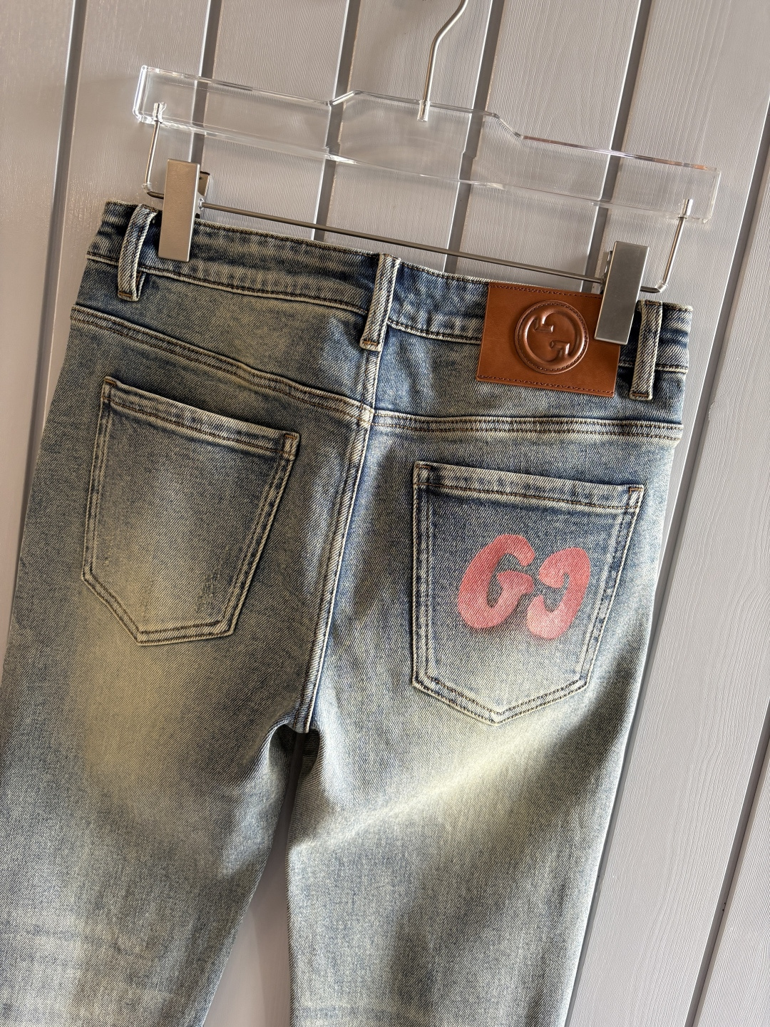 专柜🆕2025秋冬设计推荐 热卖牛仔裤🆕柔软亲肤面料 奢华头层牛皮腰牌 经典蓝洗水 专柜限量款 奢华感订