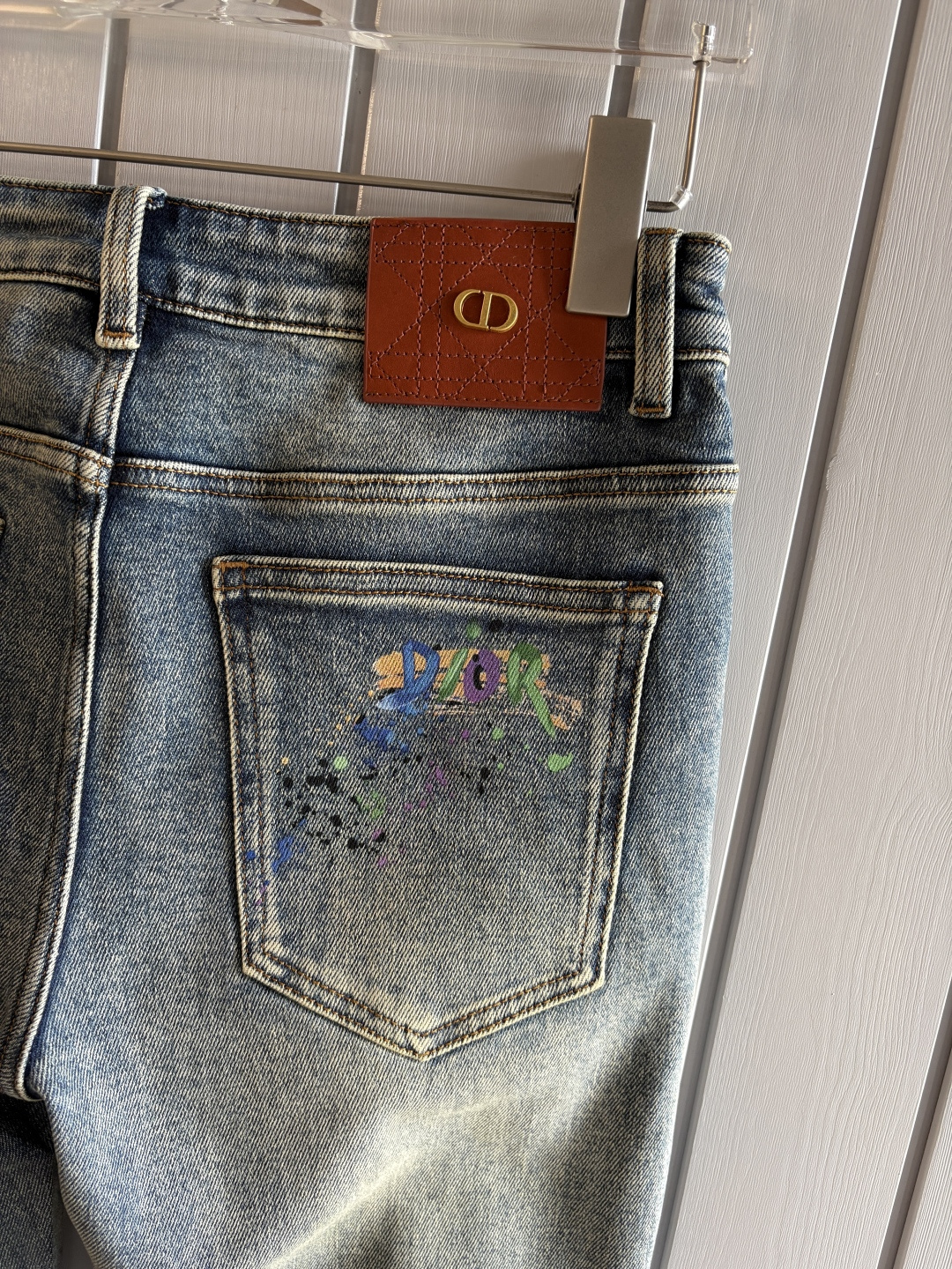 专柜🆕2025秋冬设计推荐 热卖牛仔裤🆕柔软亲肤面料 奢华头层牛皮腰牌 经典蓝洗水 专柜限量款 奢华感订