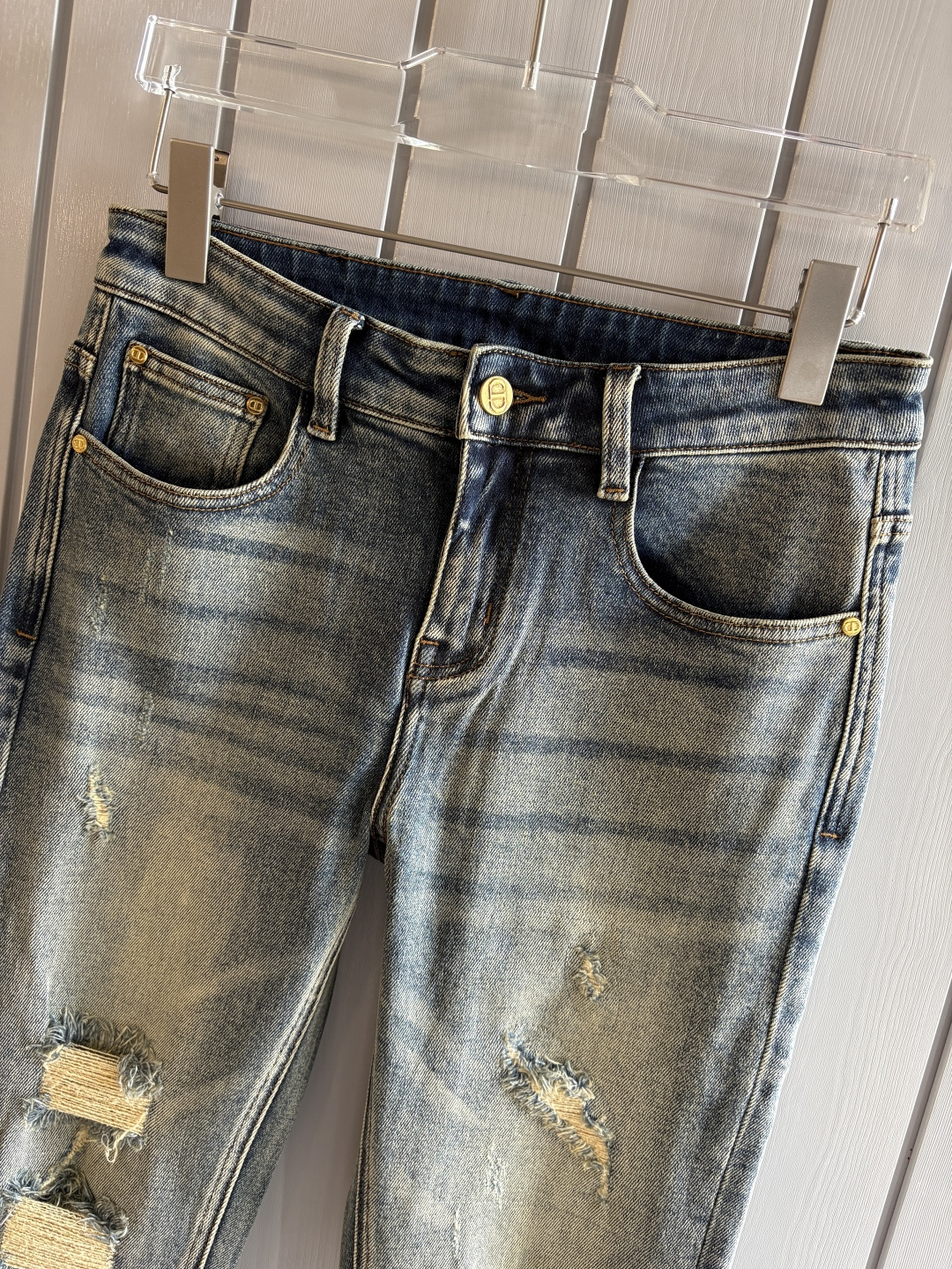 专柜🆕2025秋冬设计推荐 热卖牛仔裤🆕柔软亲肤面料 奢华头层牛皮腰牌 经典蓝洗水 专柜限量款 奢华感订