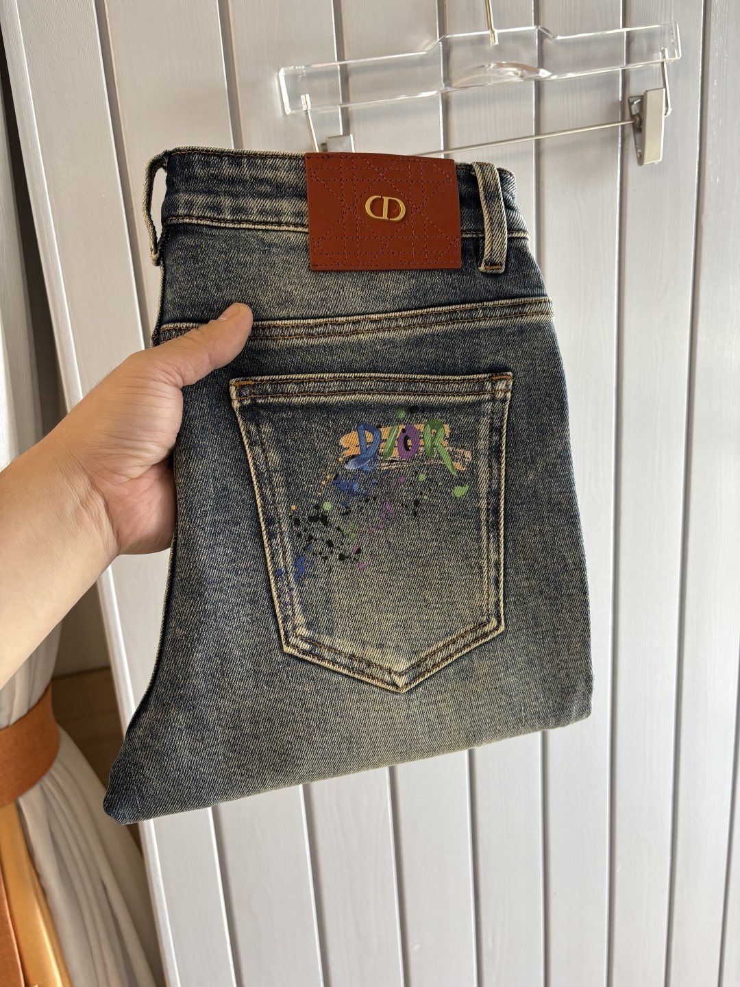 专柜🆕2025秋冬设计推荐 热卖牛仔裤🆕柔软亲肤面料 奢华头层牛皮腰牌 经典蓝洗水 专柜限量款 奢华感订