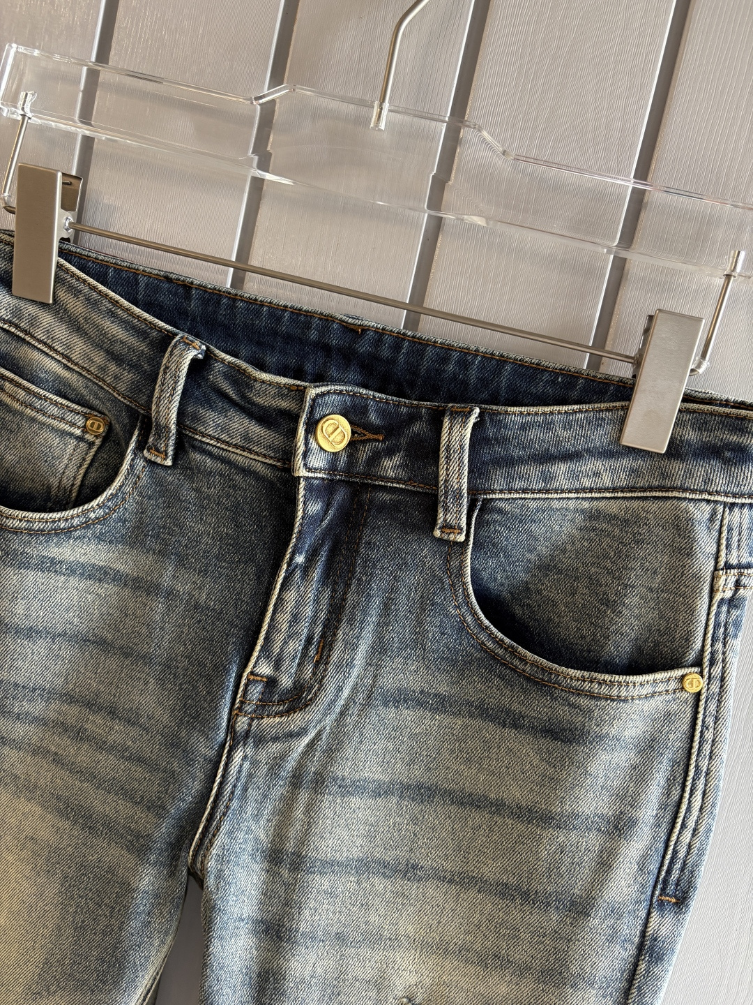 专柜🆕2025秋冬设计推荐 热卖牛仔裤🆕柔软亲肤面料 奢华头层牛皮腰牌 经典蓝洗水 专柜限量款 奢华感订