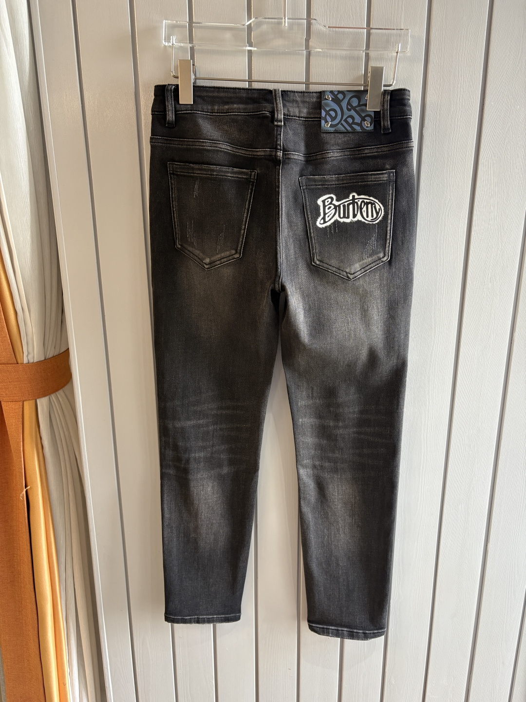 专柜🆕2025秋冬设计推荐 热卖牛仔裤🆕柔软亲肤面料 奢华头层牛皮腰牌 经典蓝洗水 专柜限量款 奢华感订