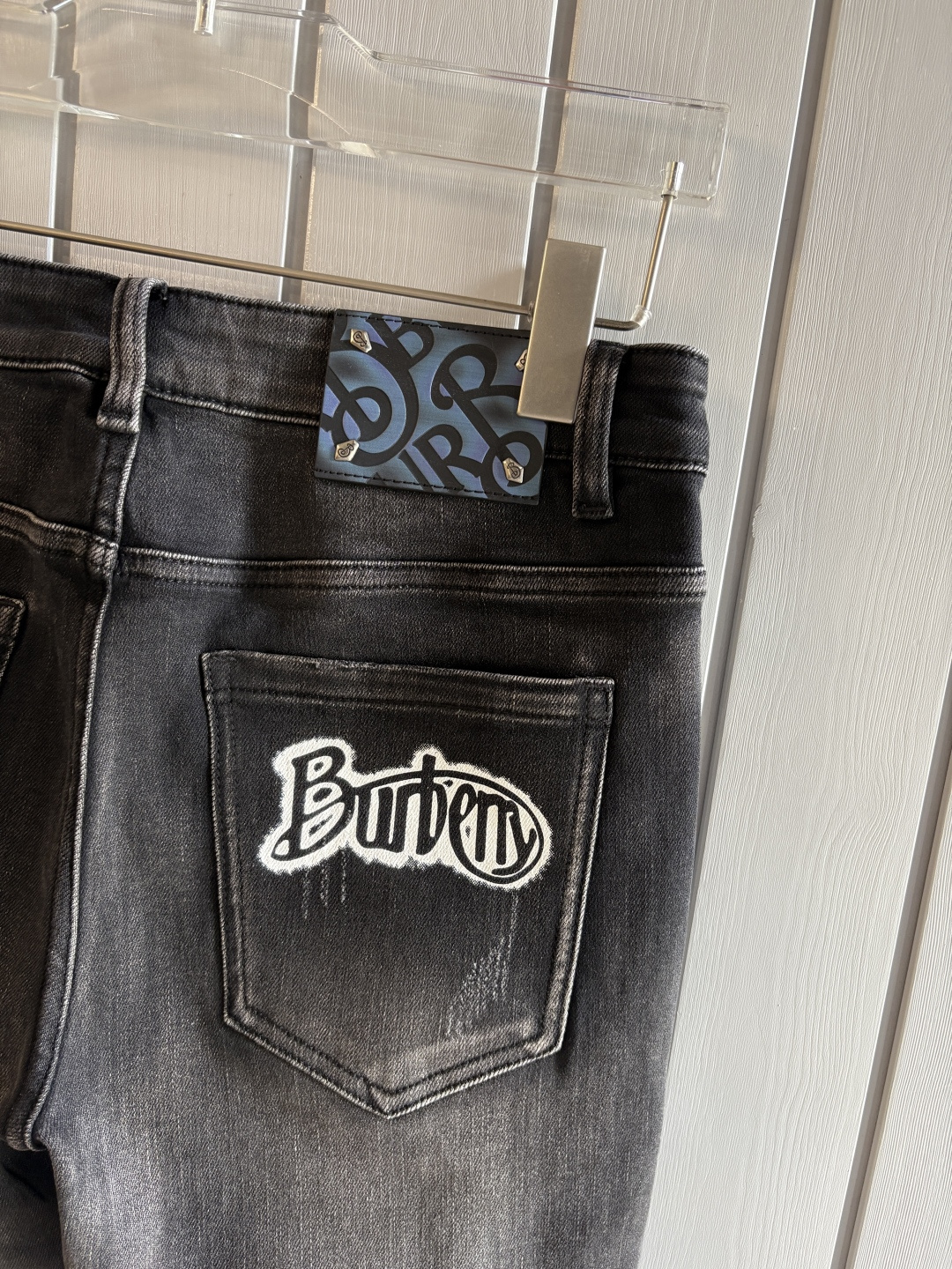 专柜🆕2025秋冬设计推荐 热卖牛仔裤🆕柔软亲肤面料 奢华头层牛皮腰牌 经典蓝洗水 专柜限量款 奢华感订