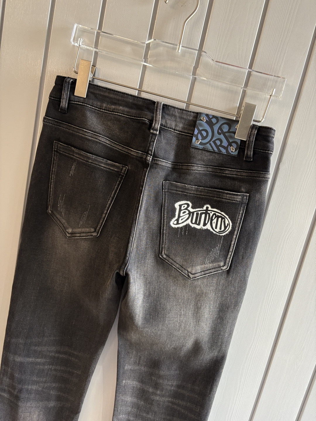 专柜🆕2025秋冬设计推荐 热卖牛仔裤🆕柔软亲肤面料 奢华头层牛皮腰牌 经典蓝洗水 专柜限量款 奢华感订