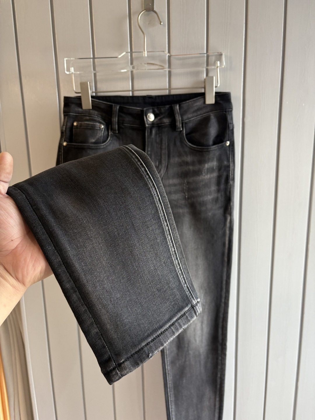 专柜🆕2025秋冬设计推荐 热卖牛仔裤🆕柔软亲肤面料 奢华头层牛皮腰牌 经典蓝洗水 专柜限量款 奢华感订