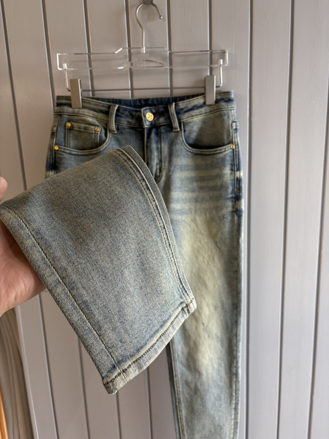 专柜🆕2025秋冬设计推荐 热卖牛仔裤🆕柔软亲肤面料 奢华头层牛皮腰牌 经典蓝洗水 专柜限量款 奢华感订