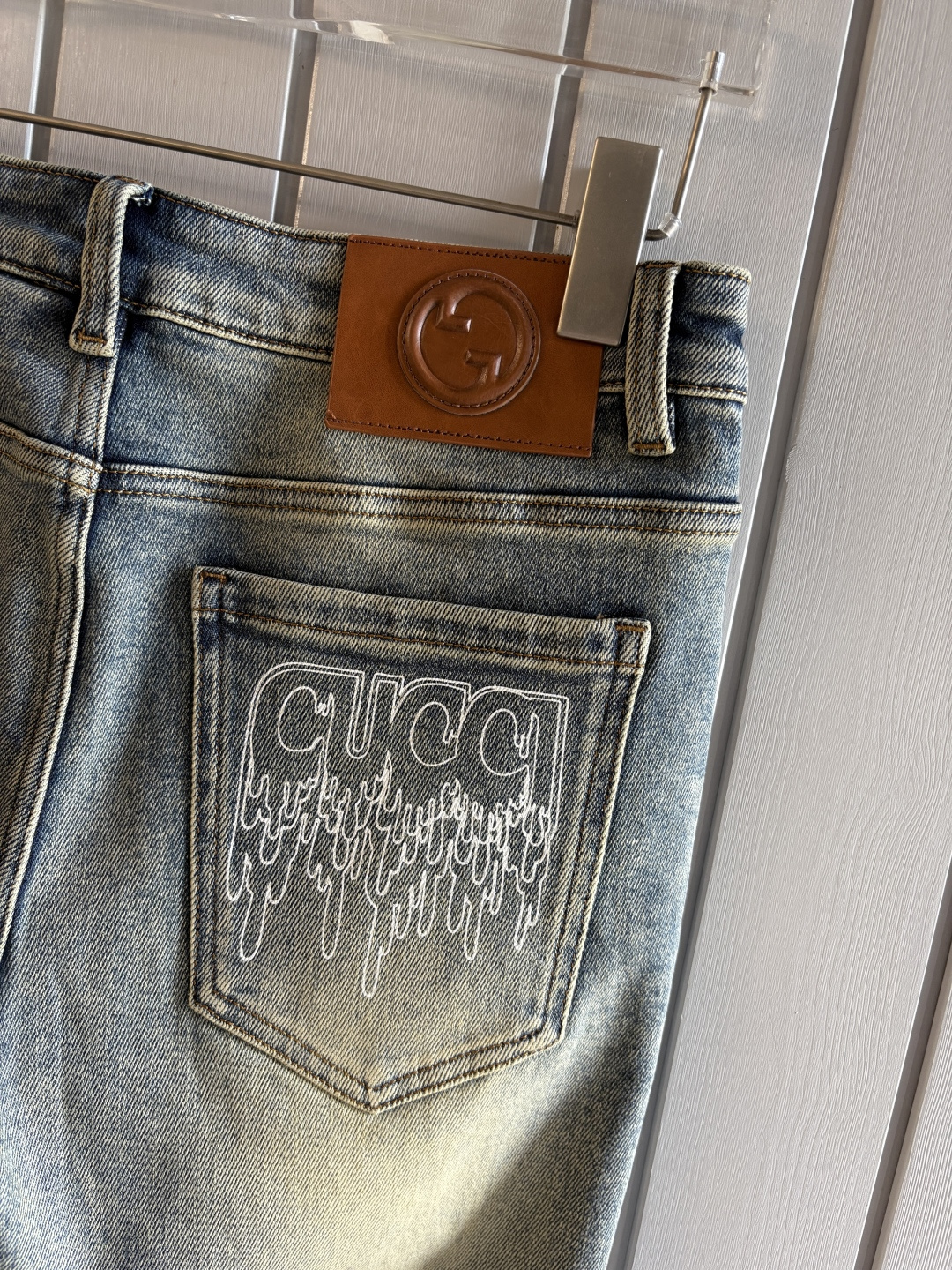 专柜🆕2025秋冬设计推荐 热卖牛仔裤🆕柔软亲肤面料 奢华头层牛皮腰牌 经典蓝洗水 专柜限量款 奢华感订