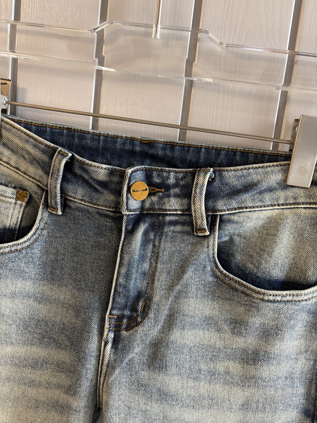 专柜🆕2025秋冬设计推荐 热卖牛仔裤🆕柔软亲肤面料 奢华头层牛皮腰牌 经典蓝洗水 专柜限量款 奢华感订