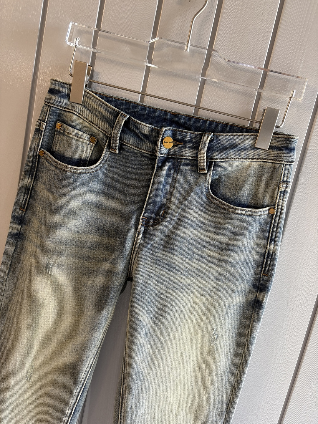 专柜🆕2025秋冬设计推荐 热卖牛仔裤🆕柔软亲肤面料 奢华头层牛皮腰牌 经典蓝洗水 专柜限量款 奢华感订