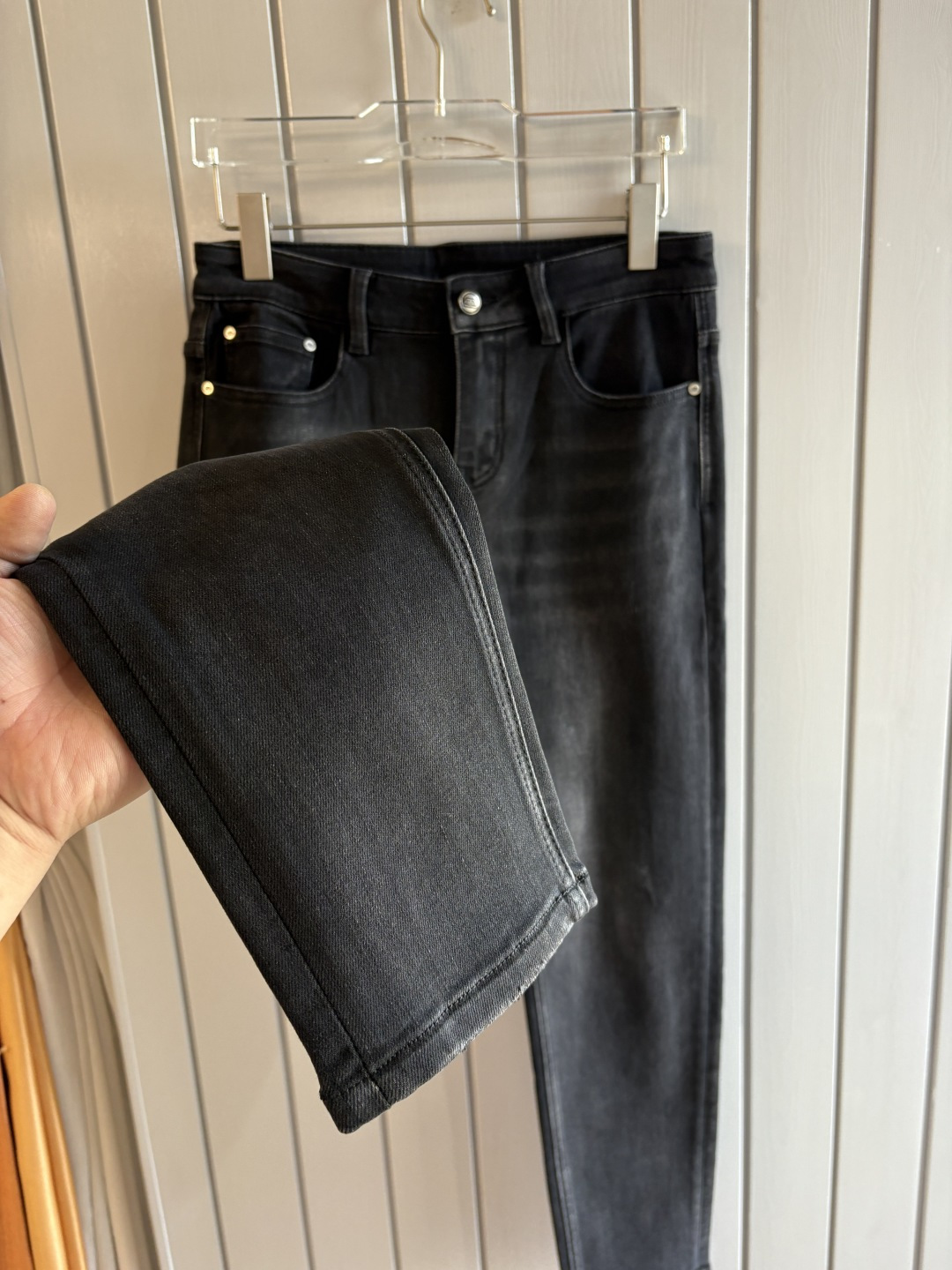 专柜🆕2025秋冬设计推荐 热卖牛仔裤🆕柔软亲肤面料 奢华头层牛皮腰牌 经典蓝洗水 专柜限量款 奢华感订