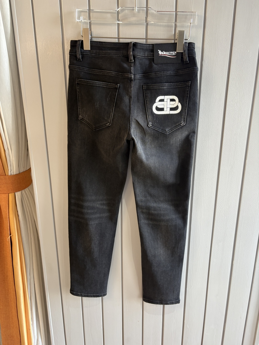 专柜🆕2025秋冬设计推荐 热卖牛仔裤🆕柔软亲肤面料 奢华头层牛皮腰牌 经典蓝洗水 专柜限量款 奢华感订