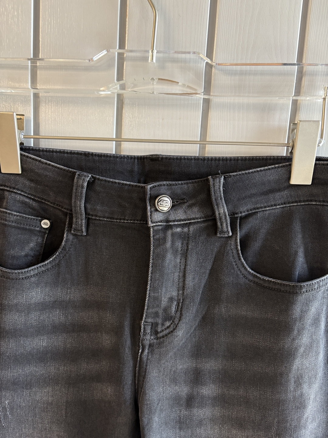 专柜🆕2025秋冬设计推荐 热卖牛仔裤🆕柔软亲肤面料 奢华头层牛皮腰牌 经典蓝洗水 专柜限量款 奢华感订