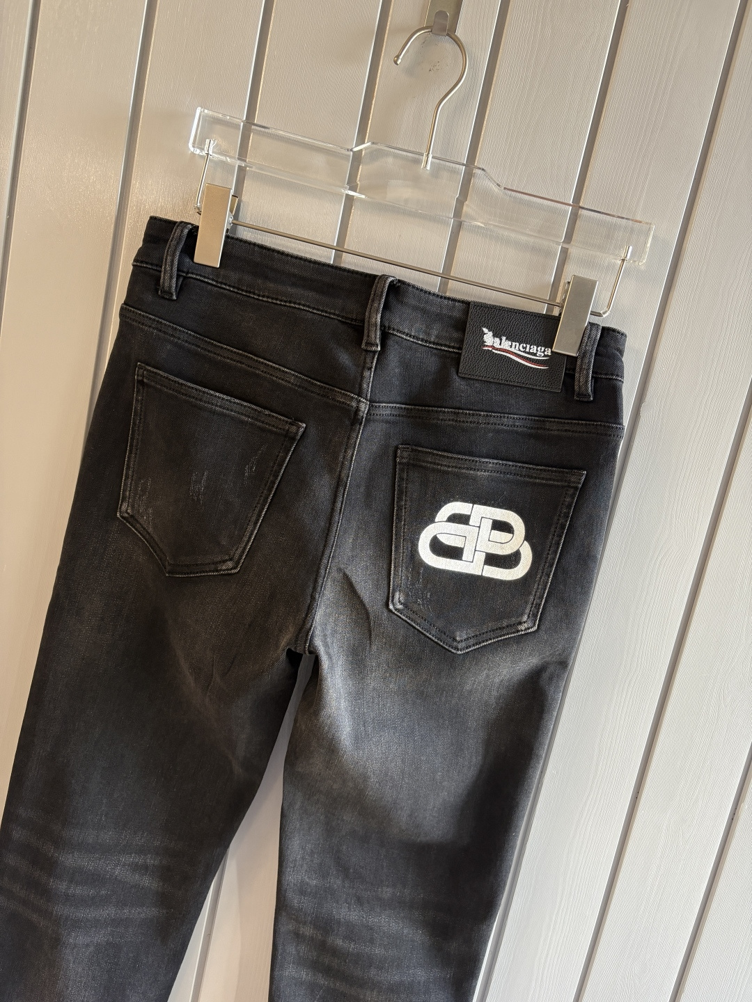 专柜🆕2025秋冬设计推荐 热卖牛仔裤🆕柔软亲肤面料 奢华头层牛皮腰牌 经典蓝洗水 专柜限量款 奢华感订