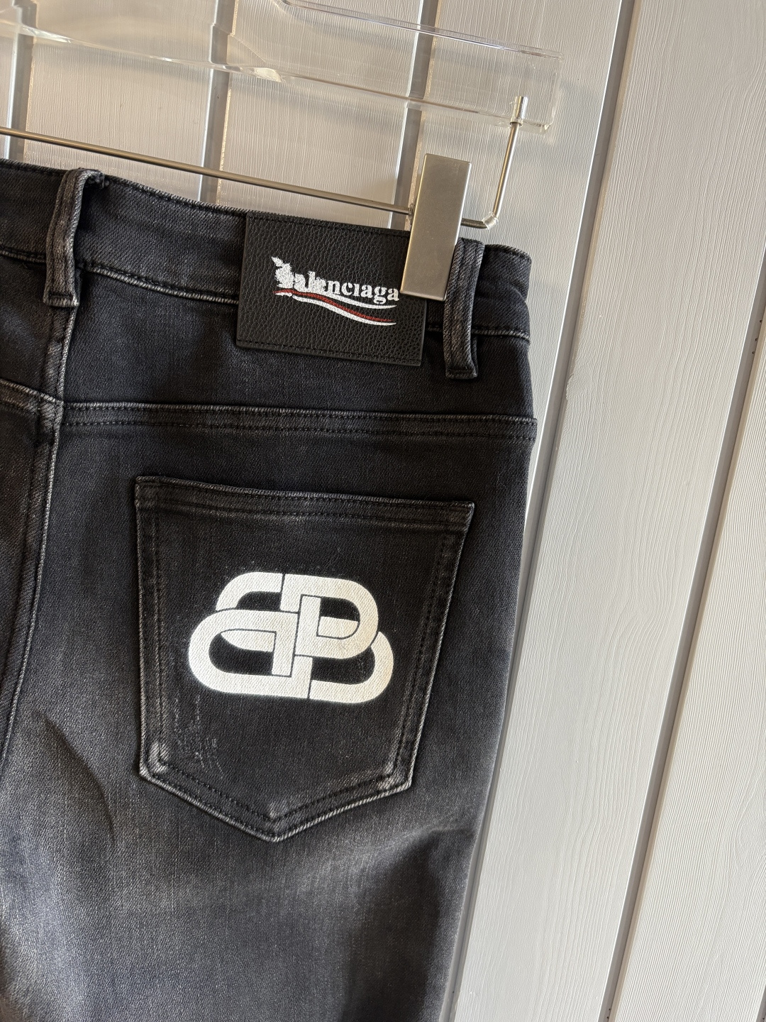 专柜🆕2025秋冬设计推荐 热卖牛仔裤🆕柔软亲肤面料 奢华头层牛皮腰牌 经典蓝洗水 专柜限量款 奢华感订