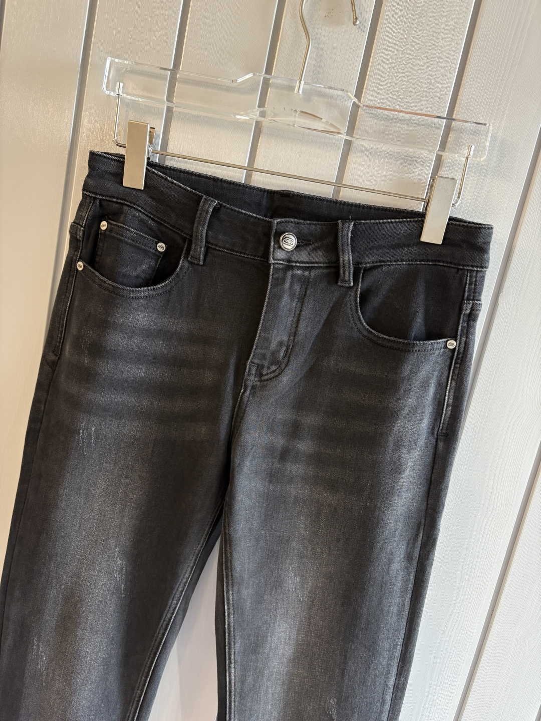 专柜🆕2025秋冬设计推荐 热卖牛仔裤🆕柔软亲肤面料 奢华头层牛皮腰牌 经典蓝洗水 专柜限量款 奢华感订