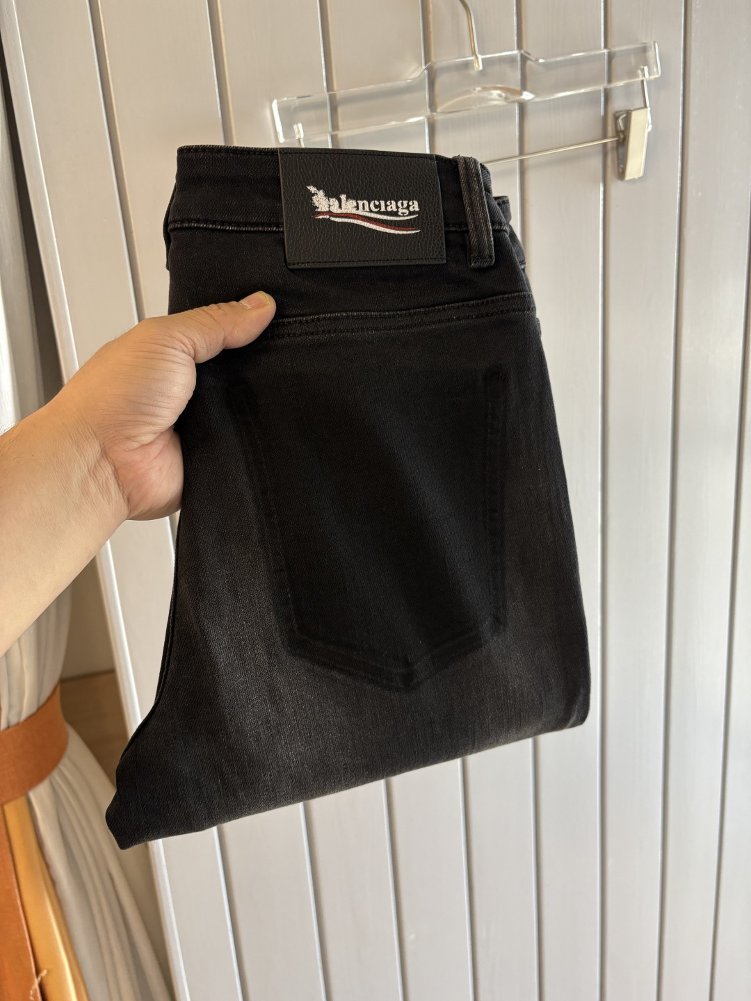 NO:661711,2025 Autumn and Winter Design Recommendations at the Counter Best Selling Jeans with Soft Skin Friendly Fabric Luxurious First Layer Cowhide Waist Tag Classic Blue Wash Limited Edition at the Counter Luxurious Customized Fabrics Craftsmanship + Washing Foreign Trade Quality and Detailed Processing Fully Perfect This Color is Absolutely Loved at the Counter Autumn and Winter Hot Selling Pre-sale Sold Out Popular Single Color Versatile Flavor Stretch Slim Small Straight Pants Type Size.29-38 No 35; 37 Size  FFF001,,jeans,cowhide, 19860909专柜2025秋冬设计推荐 热卖牛仔裤柔软亲肤面料 奢华头层牛皮腰牌 经典蓝洗水 专柜限量款 奢华感订制面料 工艺+洗水外贸品质感细节处理满满到位 这颜色绝对爱了爱了专柜秋冬热卖预售即售完款爆单款色系百搭大牛味 弹力修身小直筒裤型 尺码.29-38 无35；37码 FFF001,,jeans,cowhide, ,Men's clothing