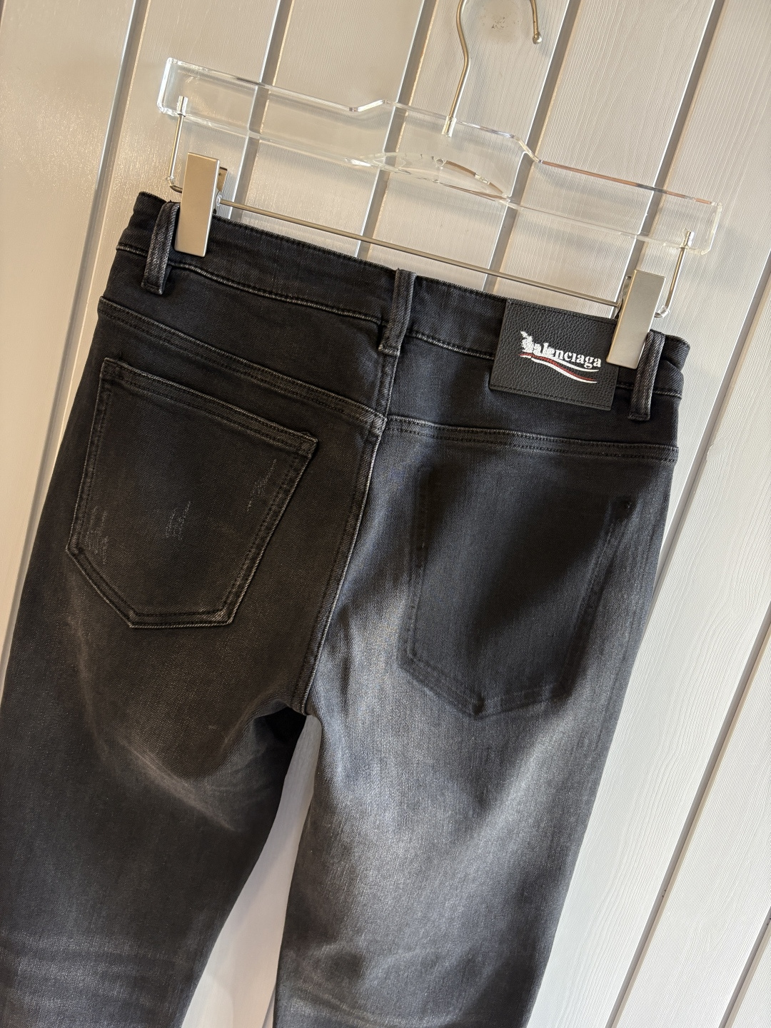 专柜🆕2025秋冬设计推荐 热卖牛仔裤🆕柔软亲肤面料 奢华头层牛皮腰牌 经典蓝洗水 专柜限量款 奢华感订