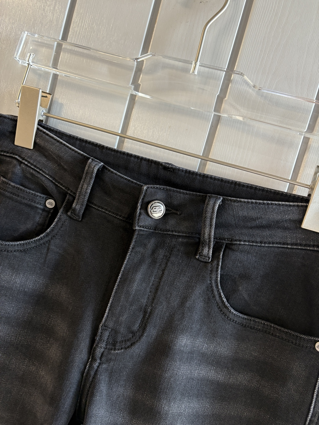 专柜🆕2025秋冬设计推荐 热卖牛仔裤🆕柔软亲肤面料 奢华头层牛皮腰牌 经典蓝洗水 专柜限量款 奢华感订