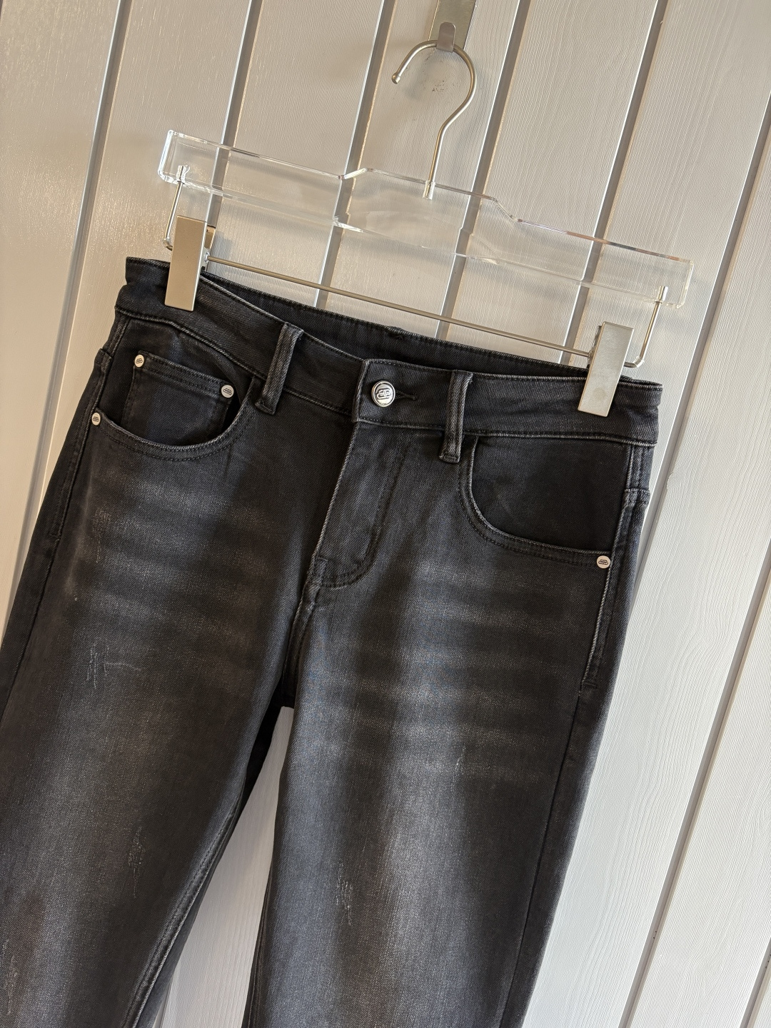 专柜🆕2025秋冬设计推荐 热卖牛仔裤🆕柔软亲肤面料 奢华头层牛皮腰牌 经典蓝洗水 专柜限量款 奢华感订