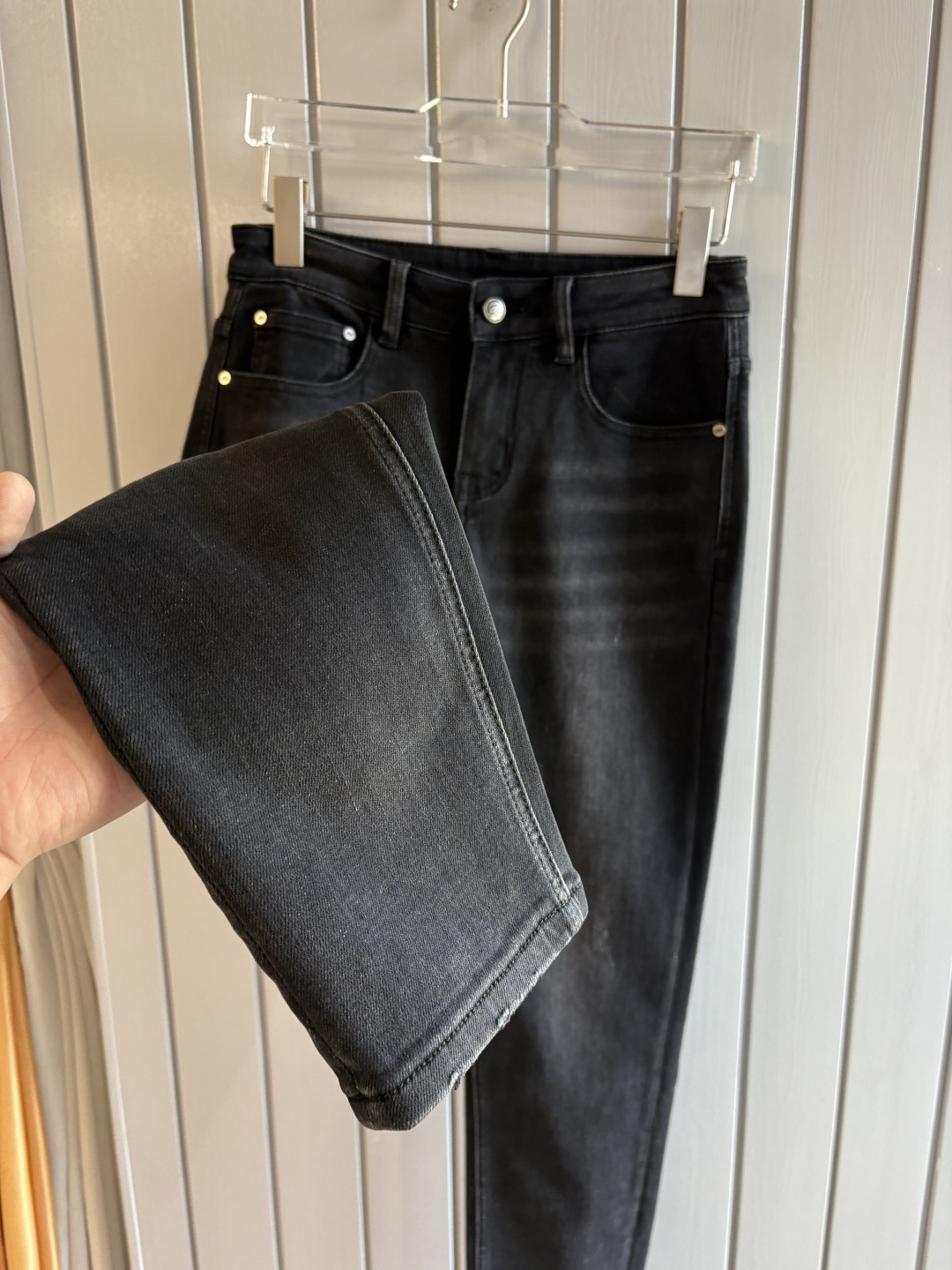 专柜🆕2025秋冬设计推荐 热卖牛仔裤🆕柔软亲肤面料 奢华头层牛皮腰牌 经典蓝洗水 专柜限量款 奢华感订