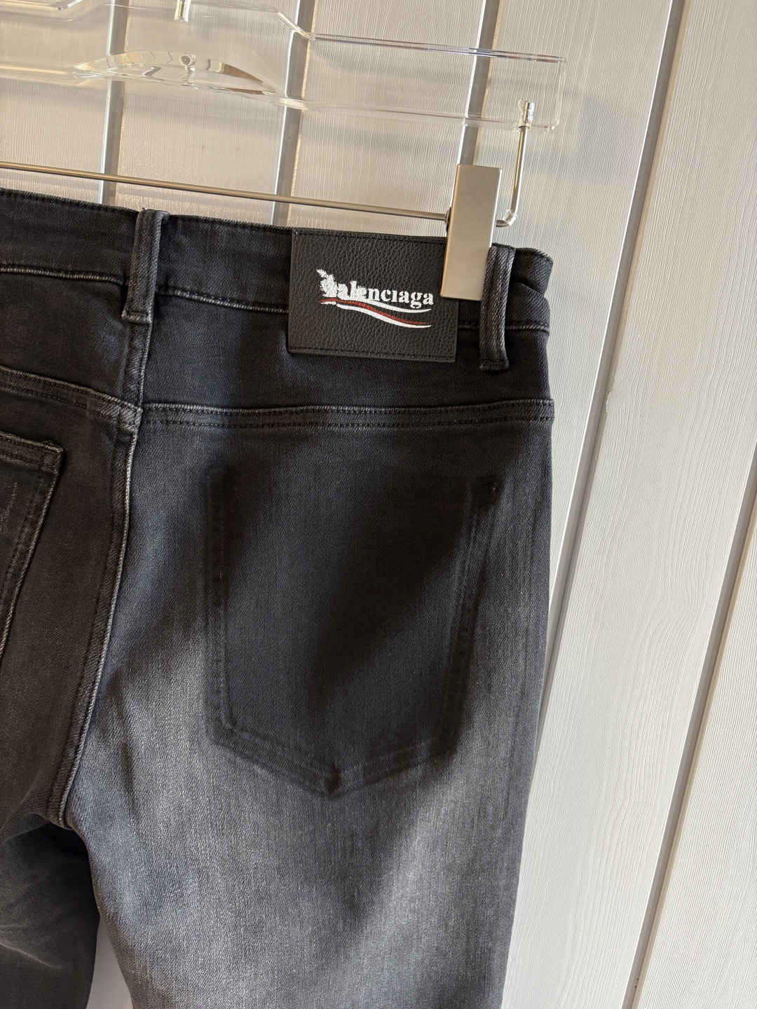 专柜🆕2025秋冬设计推荐 热卖牛仔裤🆕柔软亲肤面料 奢华头层牛皮腰牌 经典蓝洗水 专柜限量款 奢华感订