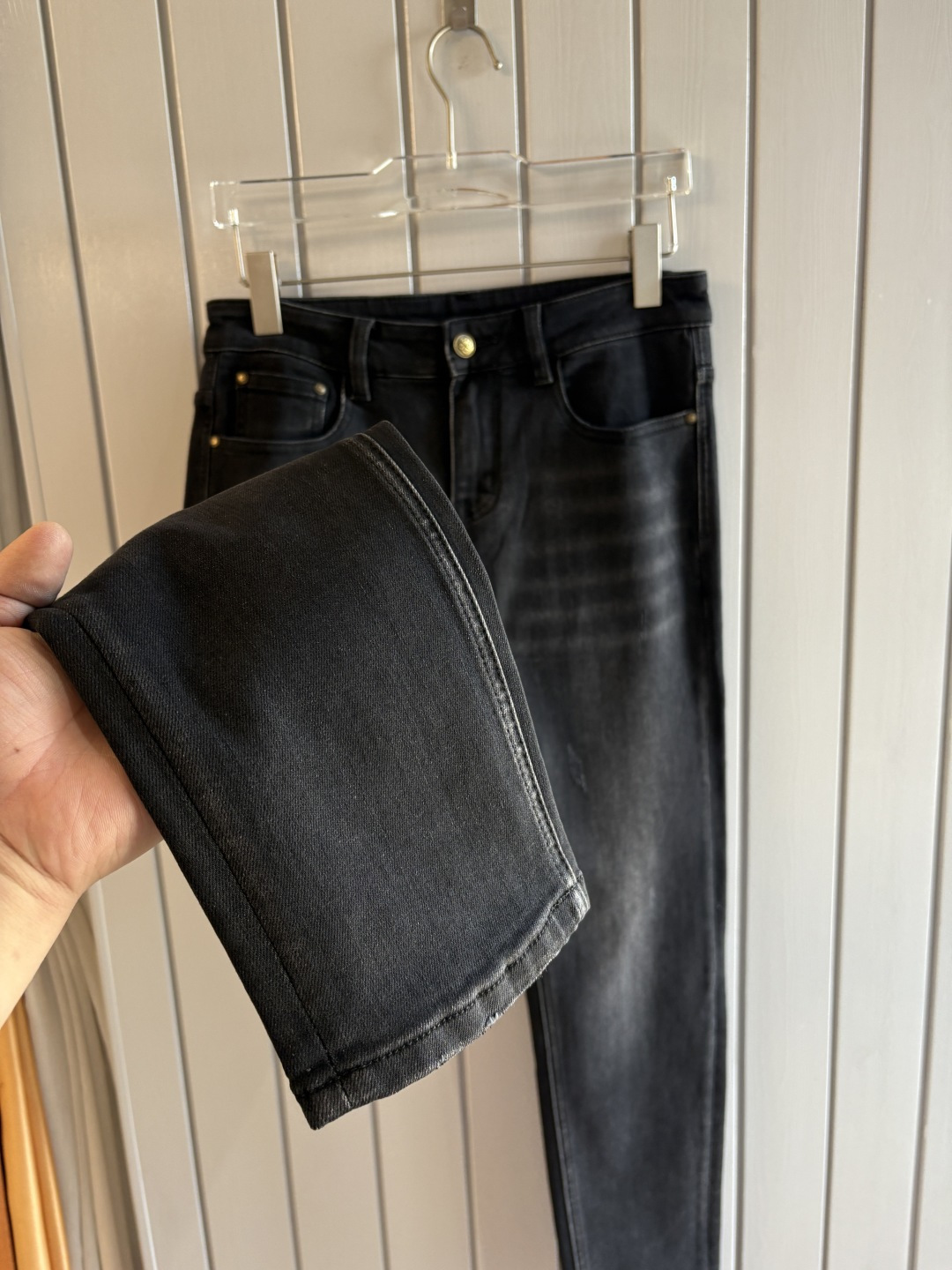 专柜🆕2025秋冬设计推荐 热卖牛仔裤🆕柔软亲肤面料 奢华头层牛皮腰牌 经典蓝洗水 专柜限量款 奢华感订