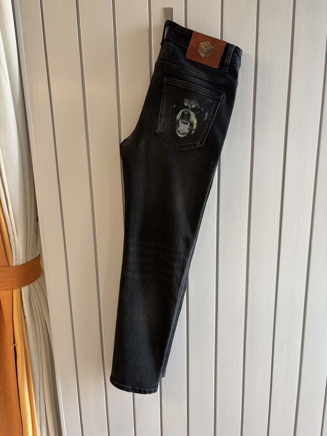 专柜🆕2025秋冬设计推荐 热卖牛仔裤🆕柔软亲肤面料 奢华头层牛皮腰牌 经典蓝洗水 专柜限量款 奢华感订