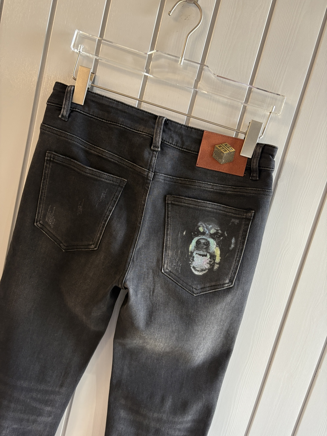 专柜🆕2025秋冬设计推荐 热卖牛仔裤🆕柔软亲肤面料 奢华头层牛皮腰牌 经典蓝洗水 专柜限量款 奢华感订