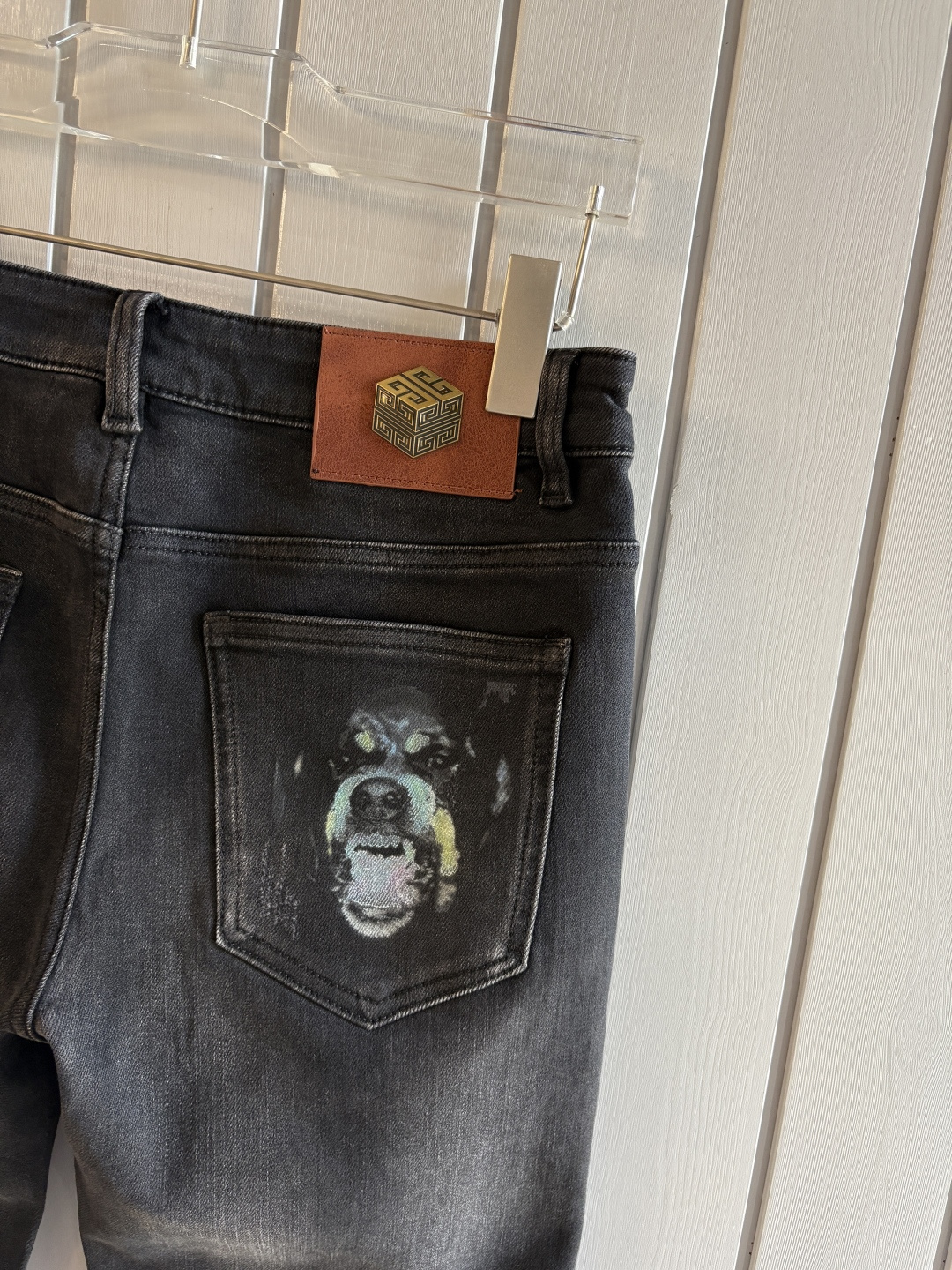 专柜🆕2025秋冬设计推荐 热卖牛仔裤🆕柔软亲肤面料 奢华头层牛皮腰牌 经典蓝洗水 专柜限量款 奢华感订