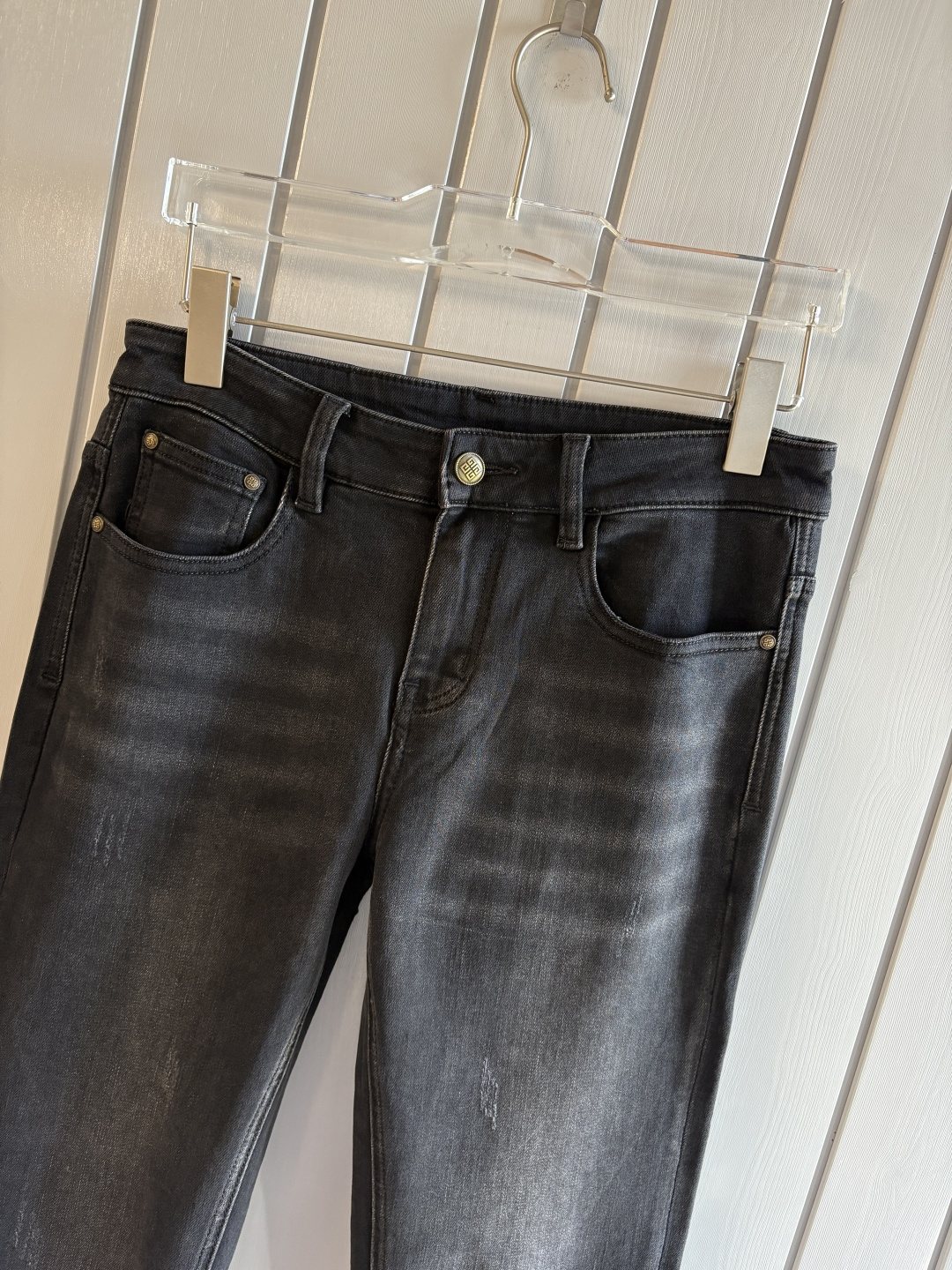 专柜🆕2025秋冬设计推荐 热卖牛仔裤🆕柔软亲肤面料 奢华头层牛皮腰牌 经典蓝洗水 专柜限量款 奢华感订