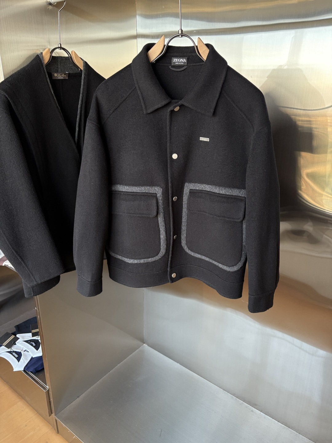 NO:683732,Jeni wool coat interprets the elegance and warmth of winter] The winter wind brings biting and chill, but it also brings fashion opportunities. When the classic herringbone pattern meets the blended fabric of wool and cashmere, a unique coat emerges, adding an irresistible charm to your winter outfit.  With the herringbone texture as the design highlight, the unique pattern seems to tell the story of the years, adding a retro and literary atmosphere to the overall look. Its style is simple yet grand, and the smooth lines outline an elegant outline. Whether it is worn open to show casualness, or buttoned up to create a neat look, it can easily control various styles.  What’s even more surprising is that this coat can be worn with a stand-up collar. The stand-up collar design can not only provide warm protection for your neck in the cold wind, but also instantly enhance your aura and make you stand out from the crowd. When the cold wind blows, stand the collar high, as if you are building a warm barrier for yourself, while still maintaining a sense of fashion.  The choice of fabric is the essence of this coat. The blend of wool and cashmere combines the stiffness of wool with the softness of cashmere. Wool gives the coat good support and warmth, making it able to withstand the severe cold of winter; while the addition of cashmere makes the coat more delicate and skin-friendly to the touch, as if it is wrapped in a layer of soft clouds. This blended fabric is not only comfortable to wear, but also has a high-quality texture, showing a high-quality style.  In terms of color, we have carefully blended two classic tones, dark gray and light coffee. Dark gray is calm and restrained, suitable for you who pursue low-key luxury; light coffee is warm and soft, adding a warm color to winter. No matter what style lover you are, you can find your favorite choice in these two colors. Size M-3XLFFF001 FFF001,,zegna,19860909杰尼羊毛大衣演绎冬日的优雅与温暖】冬日的风,带着凛冽与寒意,却也吹来了时尚的契机.当经典的人字纹邂逅羊毛与山羊绒的混纺面料,一件别具一格的大衣应运而生,为你的冬日穿搭增添一抹难以抗拒的魅力. 以人字纹理为设计亮点,独特的纹路仿佛在诉说着岁月的故事,为整体造型增添了复古与文艺的气息.它的款式外形简约而不失大气,流畅的线条勾勒出优雅的轮廓,无论是敞开穿展现随性,还是系上扣子塑造利落感,都能轻松驾驭各种风格. 更令人惊喜的是,这款大衣可以实现立领的穿搭方式.立领的设计不仅能在寒风中为你的脖颈提供温暖的守护,还能瞬间提升气场,让你在人群中脱颖而出.当寒风乍起,将领子高高立起,仿佛为自己筑起一道温暖的屏障,同时又不失时尚感. 而面料的选择,更是这款大衣的精髓所在.羊毛与山羊绒的混纺,兼具了羊毛的挺括与山羊绒的柔软.羊毛赋予了大衣良好的支撑性和保暖性,使其能够抵御冬日的严寒；而山羊绒的加入,则让大衣在触感上更加细腻亲肤,仿佛被一层轻柔的云朵包裹.这种混纺面料不仅穿着舒适,而且质感上乘,彰显出高品质的格调. 在色彩上,我们精心调配了深灰与浅咖两种经典色调.深灰,沉稳内敛,适合追求低调奢华的你；浅咖,温暖柔和,为冬日增添一抹温馨的色彩.无论你是哪种风格爱好者,都能在这两款颜色中找到属于自己的心仪之选. 码数M-3XLFFF001 FFF001,,zegna,,Men's clothing