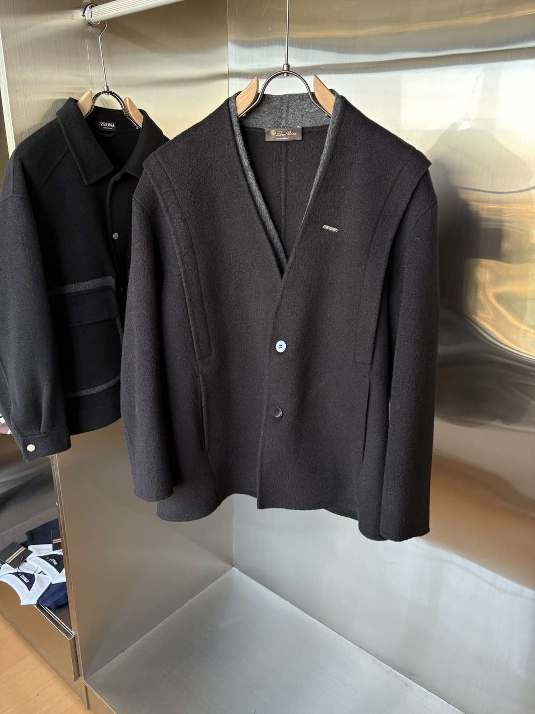 NO:683721,L wool coat interprets the elegance and warmth of winter] The winter wind brings biting and chill, but it also brings fashion opportunities. When the classic herringbone pattern meets the blended fabric of wool and cashmere, a unique coat emerges, adding an irresistible charm to your winter outfit.  With the herringbone texture as the design highlight, the unique pattern seems to tell the story of the years, adding a retro and literary atmosphere to the overall look. Its style is simple yet grand, and the smooth lines outline an elegant outline. Whether it is worn open to show casualness, or buttoned up to create a neat look, it can easily control various styles.  What’s even more surprising is that this coat can be worn with a stand-up collar. The stand-up collar design can not only provide warm protection for your neck in the cold wind, but also instantly enhance your aura and make you stand out from the crowd. When the cold wind blows, stand the collar high, as if you are building a warm barrier for yourself, while still maintaining a sense of fashion.  The choice of fabric is the essence of this coat. The blend of wool and cashmere combines the stiffness of wool with the softness of cashmere. Wool gives the coat good support and warmth, making it able to withstand the severe cold of winter; while the addition of cashmere makes the coat more delicate and skin-friendly to the touch, as if it is wrapped in a layer of soft clouds. This blended fabric is not only comfortable to wear, but also has a high-quality texture, showing a high-quality style.  In terms of color, we have carefully blended two classic tones, dark gray and light coffee. Dark gray is calm and restrained, suitable for you who pursue low-key luxury; light coffee is warm and soft, adding a warm color to winter. No matter what style lover you are, you can find your favorite choice in these two colors. Size M-3XLFFF001 FFF001,,19860909L羊毛大衣演绎冬日的优雅与温暖】冬日的风,带着凛冽与寒意,却也吹来了时尚的契机.当经典的人字纹邂逅羊毛与山羊绒的混纺面料,一件别具一格的大衣应运而生,为你的冬日穿搭增添一抹难以抗拒的魅力. 以人字纹理为设计亮点,独特的纹路仿佛在诉说着岁月的故事,为整体造型增添了复古与文艺的气息.它的款式外形简约而不失大气,流畅的线条勾勒出优雅的轮廓,无论是敞开穿展现随性,还是系上扣子塑造利落感,都能轻松驾驭各种风格. 更令人惊喜的是,这款大衣可以实现立领的穿搭方式.立领的设计不仅能在寒风中为你的脖颈提供温暖的守护,还能瞬间提升气场,让你在人群中脱颖而出.当寒风乍起,将领子高高立起,仿佛为自己筑起一道温暖的屏障,同时又不失时尚感. 而面料的选择,更是这款大衣的精髓所在.羊毛与山羊绒的混纺,兼具了羊毛的挺括与山羊绒的柔软.羊毛赋予了大衣良好的支撑性和保暖性,使其能够抵御冬日的严寒；而山羊绒的加入,则让大衣在触感上更加细腻亲肤,仿佛被一层轻柔的云朵包裹.这种混纺面料不仅穿着舒适,而且质感上乘,彰显出高品质的格调. 在色彩上,我们精心调配了深灰与浅咖两种经典色调.深灰,沉稳内敛,适合追求低调奢华的你；浅咖,温暖柔和,为冬日增添一抹温馨的色彩.无论你是哪种风格爱好者,都能在这两款颜色中找到属于自己的心仪之选. 码数M-3XLFFF001 FFF001,,,Men's clothing