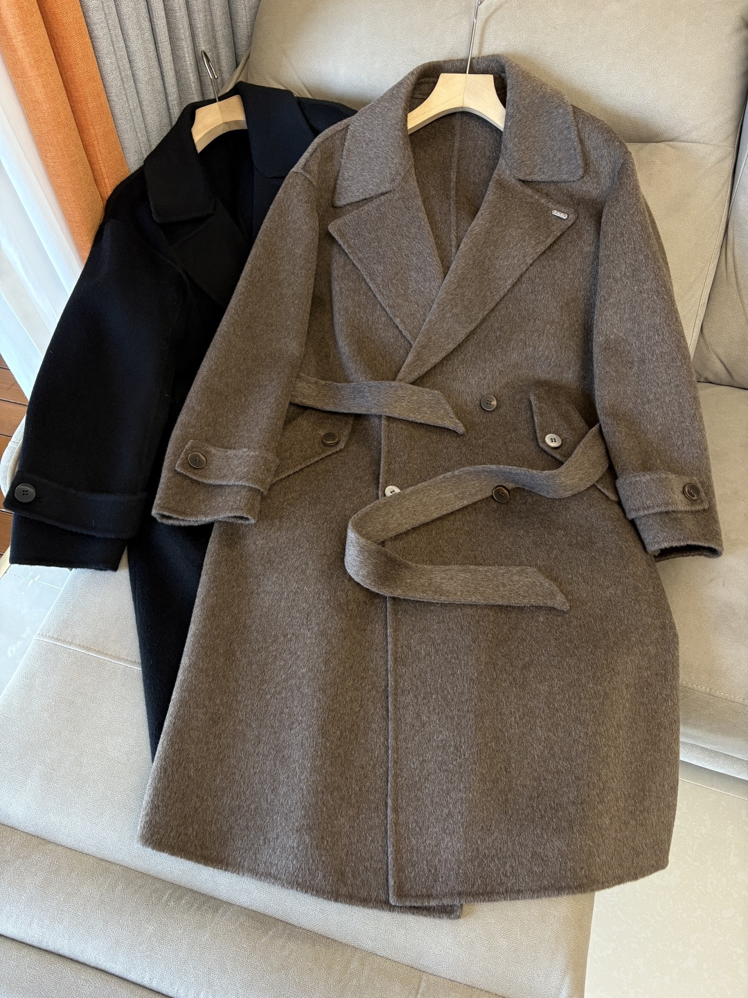 NO:628901,L wool coat interprets the elegance and warmth of winter] The winter wind brings biting and chill, but it also brings fashion opportunities. When the classic herringbone pattern meets the blended fabric of wool and cashmere, a unique coat emerges, adding an irresistible charm to your winter outfit.  With the herringbone texture as the design highlight, the unique pattern seems to tell the story of the years, adding a retro and literary atmosphere to the overall look. Its style is simple yet grand, and the smooth lines outline an elegant outline. Whether it is worn open to show casualness, or buttoned up to create a neat look, it can easily control various styles.  What’s even more surprising is that this coat can be worn with a stand-up collar. The stand-up collar design can not only provide warm protection for your neck in the cold wind, but also instantly enhance your aura and make you stand out from the crowd. When the cold wind blows, stand the collar high, as if you are building a warm barrier for yourself, while still maintaining a sense of fashion.  The choice of fabric is the essence of this coat. The blend of wool and cashmere combines the stiffness of wool with the softness of cashmere. Wool gives the coat good support and warmth, making it able to withstand the severe cold of winter; while the addition of cashmere makes the coat more delicate and skin-friendly to the touch, as if it is wrapped in a layer of soft clouds. This blended fabric is not only comfortable to wear, but also has a high-quality texture, showing a high-quality style.  In terms of color, we have carefully blended two classic tones, dark gray and light coffee. Dark gray is calm and restrained, suitable for you who pursue low-key luxury; light coffee is warm and soft, adding a warm color to winter. No matter what style lover you are, you can find your favorite choice in these two colors. Size M-3XLFFF001 FFF001,, alexander wang19860909L羊毛大衣演绎冬日的优雅与温暖】冬日的风,带着凛冽与寒意,却也吹来了时尚的契机.当经典的人字纹邂逅羊毛与山羊绒的混纺面料,一件别具一格的大衣应运而生,为你的冬日穿搭增添一抹难以抗拒的魅力. 以人字纹理为设计亮点,独特的纹路仿佛在诉说着岁月的故事,为整体造型增添了复古与文艺的气息.它的款式外形简约而不失大气,流畅的线条勾勒出优雅的轮廓,无论是敞开穿展现随性,还是系上扣子塑造利落感,都能轻松驾驭各种风格. 更令人惊喜的是,这款大衣可以实现立领的穿搭方式.立领的设计不仅能在寒风中为你的脖颈提供温暖的守护,还能瞬间提升气场,让你在人群中脱颖而出.当寒风乍起,将领子高高立起,仿佛为自己筑起一道温暖的屏障,同时又不失时尚感. 而面料的选择,更是这款大衣的精髓所在.羊毛与山羊绒的混纺,兼具了羊毛的挺括与山羊绒的柔软.羊毛赋予了大衣良好的支撑性和保暖性,使其能够抵御冬日的严寒；而山羊绒的加入,则让大衣在触感上更加细腻亲肤,仿佛被一层轻柔的云朵包裹.这种混纺面料不仅穿着舒适,而且质感上乘,彰显出高品质的格调. 在色彩上,我们精心调配了深灰与浅咖两种经典色调.深灰,沉稳内敛,适合追求低调奢华的你；浅咖,温暖柔和,为冬日增添一抹温馨的色彩.无论你是哪种风格爱好者,都能在这两款颜色中找到属于自己的心仪之选. 码数M-3XLFFF001 FFF001,,alexander wang,Men's clothing