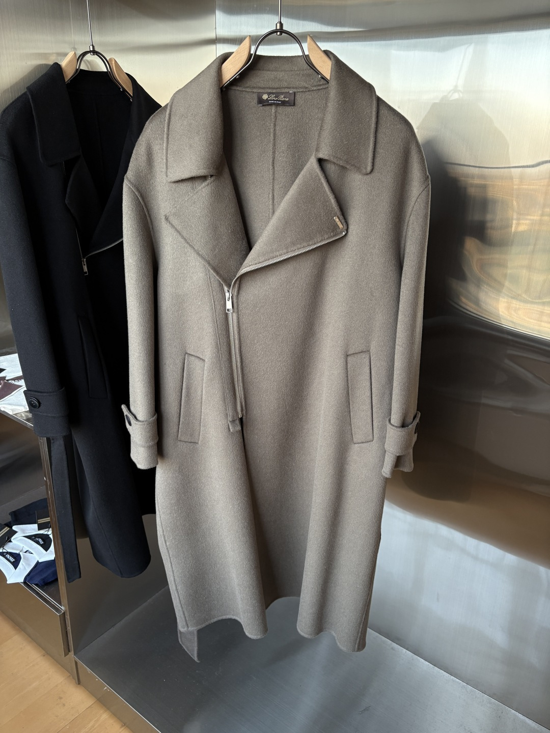 NO:623606,L wool coat interprets the elegance and warmth of winter] The winter wind brings biting and chill, but it also brings fashion opportunities. When the classic herringbone pattern meets the blended fabric of wool and cashmere, a unique coat emerges, adding an irresistible charm to your winter outfit.  With the herringbone texture as the design highlight, the unique pattern seems to tell the story of the years, adding a retro and literary atmosphere to the overall look. Its style is simple yet grand, and the smooth lines outline an elegant outline. Whether it is worn open to show casualness, or buttoned up to create a neat look, it can easily control various styles.  What’s even more surprising is that this coat can be worn with a stand-up collar. The stand-up collar design can not only provide warm protection for your neck in the cold wind, but also instantly enhance your aura and make you stand out from the crowd. When the cold wind blows, stand the collar high, as if you are building a warm barrier for yourself, while still maintaining a sense of fashion.  The choice of fabric is the essence of this coat. The blend of wool and cashmere combines the stiffness of wool with the softness of cashmere. Wool gives the coat good support and warmth, making it able to withstand the severe cold of winter; while the addition of cashmere makes the coat more delicate and skin-friendly to the touch, as if it is wrapped in a layer of soft clouds. This blended fabric is not only comfortable to wear, but also has a high-quality texture, showing a high-quality style.  In terms of color, we have carefully blended two classic tones, dark gray and light coffee. Dark gray is calm and restrained, suitable for you who pursue low-key luxury; light coffee is warm and soft, adding a warm color to winter. No matter what style lover you are, you can find your favorite choice in these two colors. Size M-3XLFFF001 FFF001,, alexander wang19860909L羊毛大衣演绎冬日的优雅与温暖】冬日的风,带着凛冽与寒意,却也吹来了时尚的契机.当经典的人字纹邂逅羊毛与山羊绒的混纺面料,一件别具一格的大衣应运而生,为你的冬日穿搭增添一抹难以抗拒的魅力. 以人字纹理为设计亮点,独特的纹路仿佛在诉说着岁月的故事,为整体造型增添了复古与文艺的气息.它的款式外形简约而不失大气,流畅的线条勾勒出优雅的轮廓,无论是敞开穿展现随性,还是系上扣子塑造利落感,都能轻松驾驭各种风格. 更令人惊喜的是,这款大衣可以实现立领的穿搭方式.立领的设计不仅能在寒风中为你的脖颈提供温暖的守护,还能瞬间提升气场,让你在人群中脱颖而出.当寒风乍起,将领子高高立起,仿佛为自己筑起一道温暖的屏障,同时又不失时尚感. 而面料的选择,更是这款大衣的精髓所在.羊毛与山羊绒的混纺,兼具了羊毛的挺括与山羊绒的柔软.羊毛赋予了大衣良好的支撑性和保暖性,使其能够抵御冬日的严寒；而山羊绒的加入,则让大衣在触感上更加细腻亲肤,仿佛被一层轻柔的云朵包裹.这种混纺面料不仅穿着舒适,而且质感上乘,彰显出高品质的格调. 在色彩上,我们精心调配了深灰与浅咖两种经典色调.深灰,沉稳内敛,适合追求低调奢华的你；浅咖,温暖柔和,为冬日增添一抹温馨的色彩.无论你是哪种风格爱好者,都能在这两款颜色中找到属于自己的心仪之选. 码数M-3XLFFF001 FFF001,,alexander wang,Men's clothing