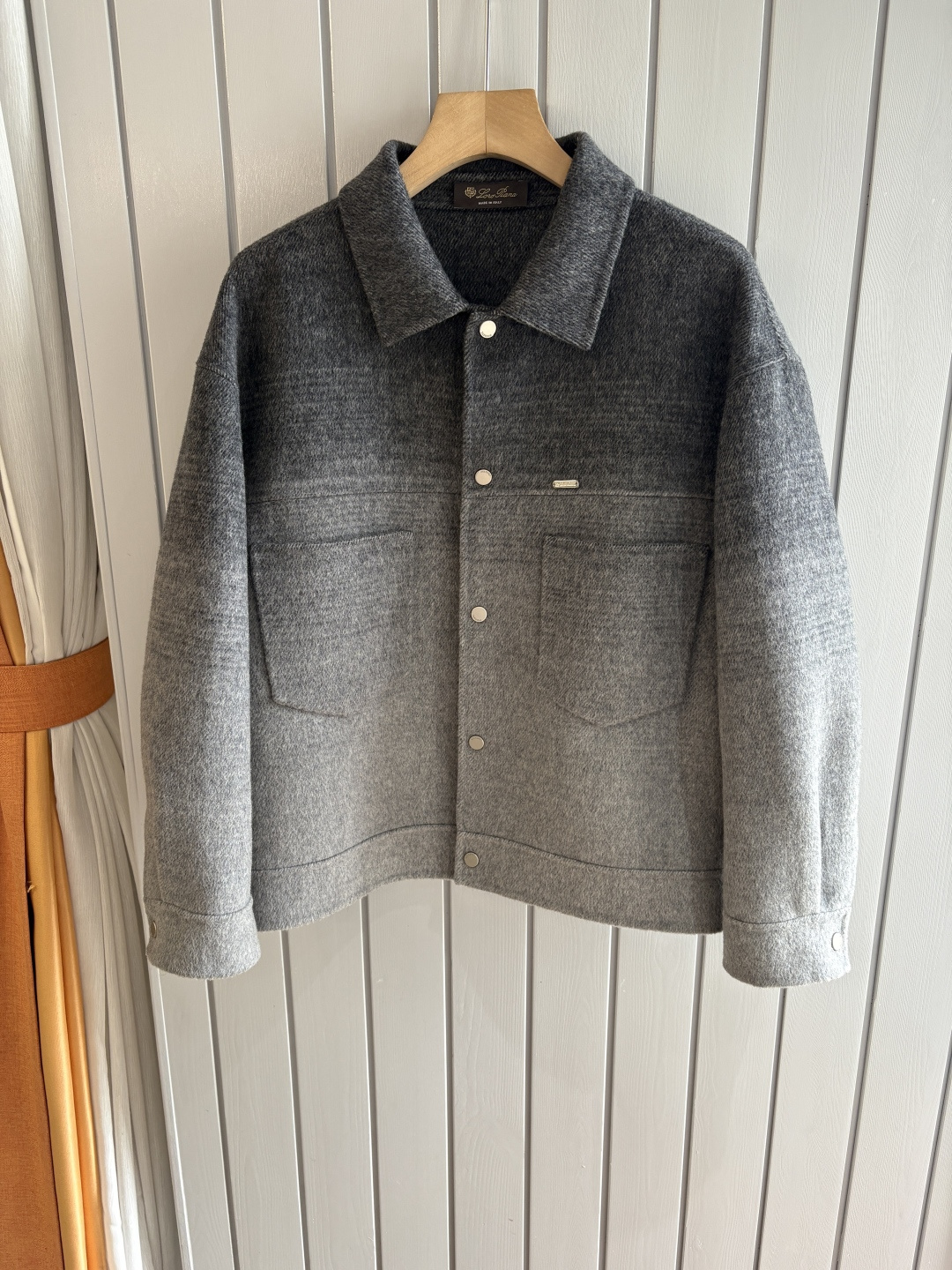 NO:623612,L wool coat interprets the elegance and warmth of winter] The winter wind brings biting and chill, but it also brings fashion opportunities. When the classic herringbone pattern meets the blended fabric of wool and cashmere, a unique coat emerges, adding an irresistible charm to your winter outfit.  With the herringbone texture as the design highlight, the unique pattern seems to tell the story of the years, adding a retro and literary atmosphere to the overall look. Its style is simple yet grand, and the smooth lines outline an elegant outline. Whether it is worn open to show casualness, or buttoned up to create a neat look, it can easily control various styles.  What’s even more surprising is that this coat can be worn with a stand-up collar. The stand-up collar design can not only provide warm protection for your neck in the cold wind, but also instantly enhance your aura and make you stand out from the crowd. When the cold wind blows, stand the collar high, as if you are building a warm barrier for yourself, while still maintaining a sense of fashion.  The choice of fabric is the essence of this coat. The blend of wool and cashmere combines the stiffness of wool with the softness of cashmere. Wool gives the coat good support and warmth, making it able to withstand the severe cold of winter; while the addition of cashmere makes the coat more delicate and skin-friendly to the touch, as if it is wrapped in a layer of soft clouds. This blended fabric is not only comfortable to wear, but also has a high-quality texture, showing a high-quality style.  In terms of color, we have carefully blended two classic tones, dark gray and light coffee. Dark gray is calm and restrained, suitable for you who pursue low-key luxury; light coffee is warm and soft, adding a warm color to winter. No matter what style lover you are, you can find your favorite choice in these two colors. Size M-3XLFFF001 FFF001,, alexander wang19860909L 羊毛大衣演绎冬日的优雅与温暖】冬日的风,带着凛冽与寒意,却也吹来了时尚的契机.当经典的人字纹邂逅羊毛与山羊绒的混纺面料,一件别具一格的大衣应运而生,为你的冬日穿搭增添一抹难以抗拒的魅力. 以人字纹理为设计亮点,独特的纹路仿佛在诉说着岁月的故事,为整体造型增添了复古与文艺的气息.它的款式外形简约而不失大气,流畅的线条勾勒出优雅的轮廓,无论是敞开穿展现随性,还是系上扣子塑造利落感,都能轻松驾驭各种风格. 更令人惊喜的是,这款大衣可以实现立领的穿搭方式.立领的设计不仅能在寒风中为你的脖颈提供温暖的守护,还能瞬间提升气场,让你在人群中脱颖而出.当寒风乍起,将领子高高立起,仿佛为自己筑起一道温暖的屏障,同时又不失时尚感. 而面料的选择,更是这款大衣的精髓所在.羊毛与山羊绒的混纺,兼具了羊毛的挺括与山羊绒的柔软.羊毛赋予了大衣良好的支撑性和保暖性,使其能够抵御冬日的严寒；而山羊绒的加入,则让大衣在触感上更加细腻亲肤,仿佛被一层轻柔的云朵包裹.这种混纺面料不仅穿着舒适,而且质感上乘,彰显出高品质的格调. 在色彩上,我们精心调配了深灰与浅咖两种经典色调.深灰,沉稳内敛,适合追求低调奢华的你；浅咖,温暖柔和,为冬日增添一抹温馨的色彩.无论你是哪种风格爱好者,都能在这两款颜色中找到属于自己的心仪之选. 码数M-3XLFFF001 FFF001,,alexander wang,Men's clothing