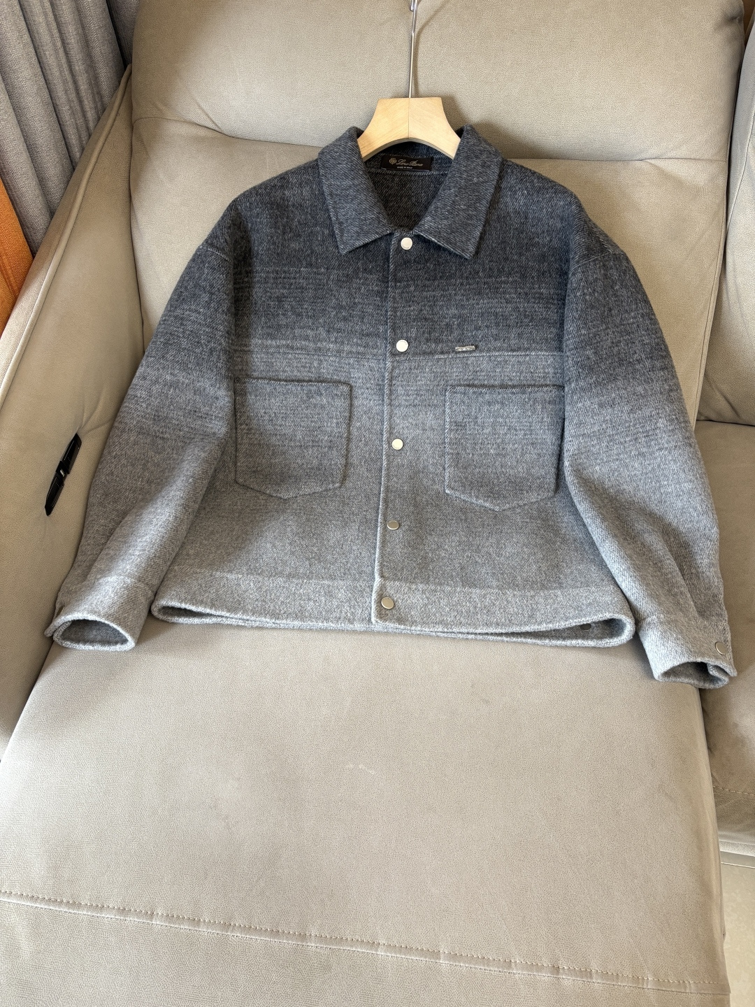 NO:623593,L wool coat interprets the elegance and warmth of winter] The winter wind brings biting and chill, but it also brings fashion opportunities. When the classic herringbone pattern meets the blended fabric of wool and cashmere, a unique coat emerges, adding an irresistible charm to your winter outfit.  With the herringbone texture as the design highlight, the unique pattern seems to tell the story of the years, adding a retro and literary atmosphere to the overall look. Its style is simple yet grand, and the smooth lines outline an elegant outline. Whether it is worn open to show casualness, or buttoned up to create a neat look, it can easily control various styles.  What’s even more surprising is that this coat can be worn with a stand-up collar. The stand-up collar design can not only provide warm protection for your neck in the cold wind, but also instantly enhance your aura and make you stand out from the crowd. When the cold wind blows, stand the collar high, as if you are building a warm barrier for yourself, while still maintaining a sense of fashion.  The choice of fabric is the essence of this coat. The blend of wool and cashmere combines the stiffness of wool with the softness of cashmere. Wool gives the coat good support and warmth, making it able to withstand the severe cold of winter; while the addition of cashmere makes the coat more delicate and skin-friendly to the touch, as if it is wrapped in a layer of soft clouds. This blended fabric is not only comfortable to wear, but also has a high-quality texture, showing a high-quality style.  In terms of color, we have carefully blended two classic tones, dark gray and light coffee. Dark gray is calm and restrained, suitable for you who pursue low-key luxury; light coffee is warm and soft, adding a warm color to winter. No matter what style lover you are, you can find your favorite choice in these two colors. Size M-3XLFFF001 FFF001,, alexander wang19860909L 羊毛大衣演绎冬日的优雅与温暖】冬日的风,带着凛冽与寒意,却也吹来了时尚的契机.当经典的人字纹邂逅羊毛与山羊绒的混纺面料,一件别具一格的大衣应运而生,为你的冬日穿搭增添一抹难以抗拒的魅力. 以人字纹理为设计亮点,独特的纹路仿佛在诉说着岁月的故事,为整体造型增添了复古与文艺的气息.它的款式外形简约而不失大气,流畅的线条勾勒出优雅的轮廓,无论是敞开穿展现随性,还是系上扣子塑造利落感,都能轻松驾驭各种风格. 更令人惊喜的是,这款大衣可以实现立领的穿搭方式.立领的设计不仅能在寒风中为你的脖颈提供温暖的守护,还能瞬间提升气场,让你在人群中脱颖而出.当寒风乍起,将领子高高立起,仿佛为自己筑起一道温暖的屏障,同时又不失时尚感. 而面料的选择,更是这款大衣的精髓所在.羊毛与山羊绒的混纺,兼具了羊毛的挺括与山羊绒的柔软.羊毛赋予了大衣良好的支撑性和保暖性,使其能够抵御冬日的严寒；而山羊绒的加入,则让大衣在触感上更加细腻亲肤,仿佛被一层轻柔的云朵包裹.这种混纺面料不仅穿着舒适,而且质感上乘,彰显出高品质的格调. 在色彩上,我们精心调配了深灰与浅咖两种经典色调.深灰,沉稳内敛,适合追求低调奢华的你；浅咖,温暖柔和,为冬日增添一抹温馨的色彩.无论你是哪种风格爱好者,都能在这两款颜色中找到属于自己的心仪之选. 码数M-3XLFFF001 FFF001,,alexander wang,Men's clothing