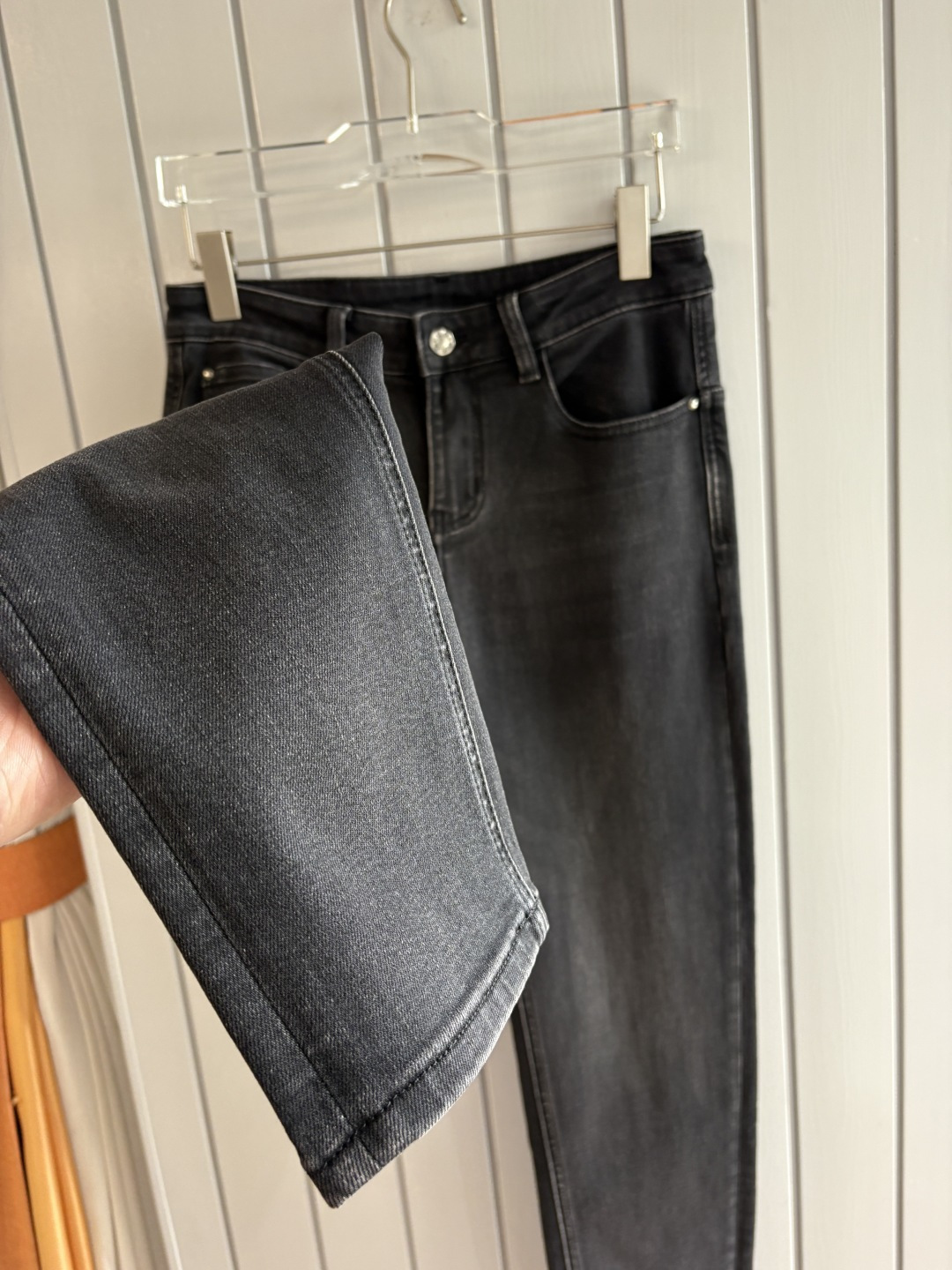 专柜🆕2025秋冬设计推荐 热卖牛仔裤🆕柔软亲肤面料 奢华头层牛皮腰牌 经典蓝洗水 专柜限量款 奢华感订