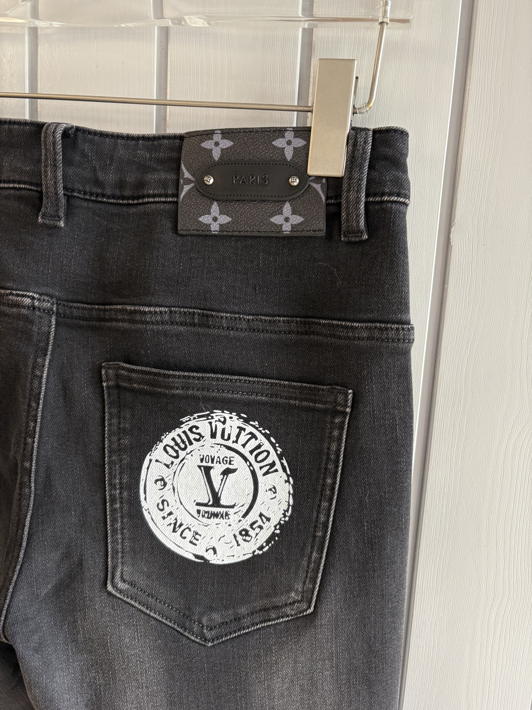 专柜🆕2025秋冬设计推荐 热卖牛仔裤🆕柔软亲肤面料 奢华头层牛皮腰牌 经典蓝洗水 专柜限量款 奢华感订