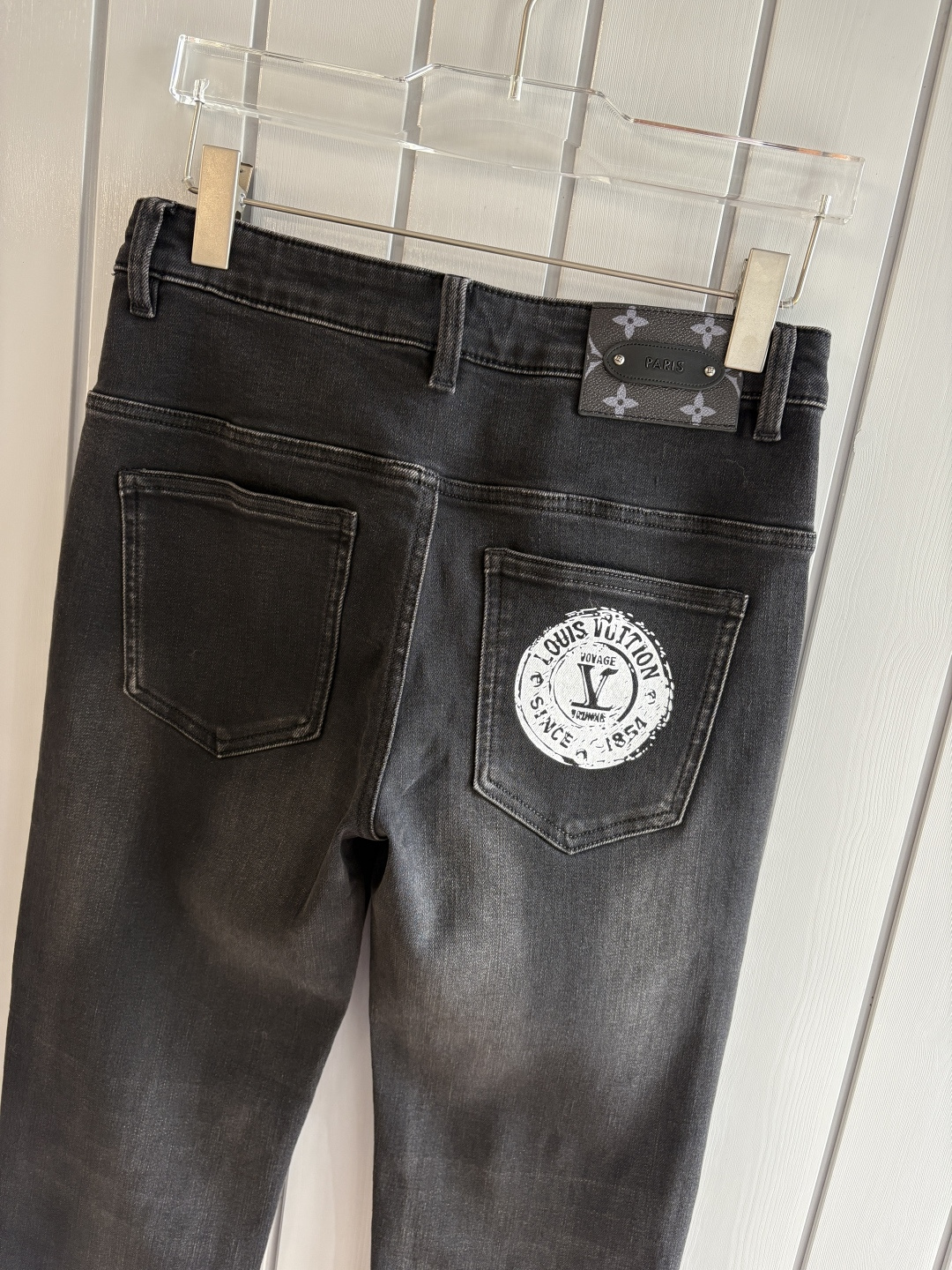 专柜🆕2025秋冬设计推荐 热卖牛仔裤🆕柔软亲肤面料 奢华头层牛皮腰牌 经典蓝洗水 专柜限量款 奢华感订