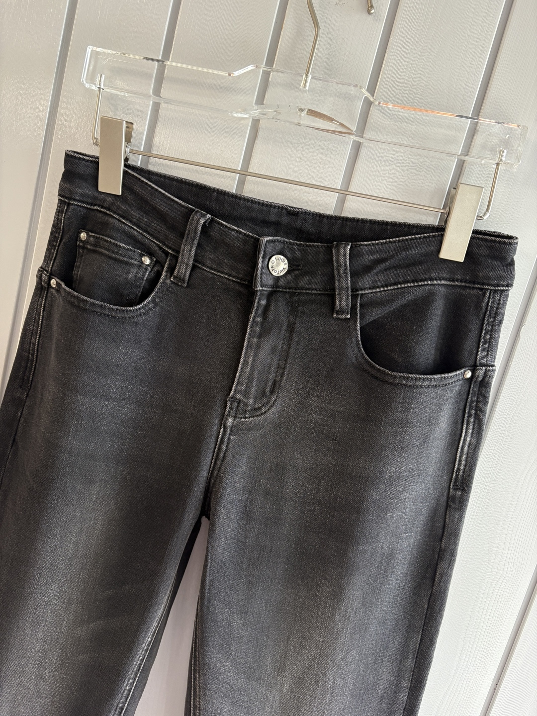 专柜🆕2025秋冬设计推荐 热卖牛仔裤🆕柔软亲肤面料 奢华头层牛皮腰牌 经典蓝洗水 专柜限量款 奢华感订