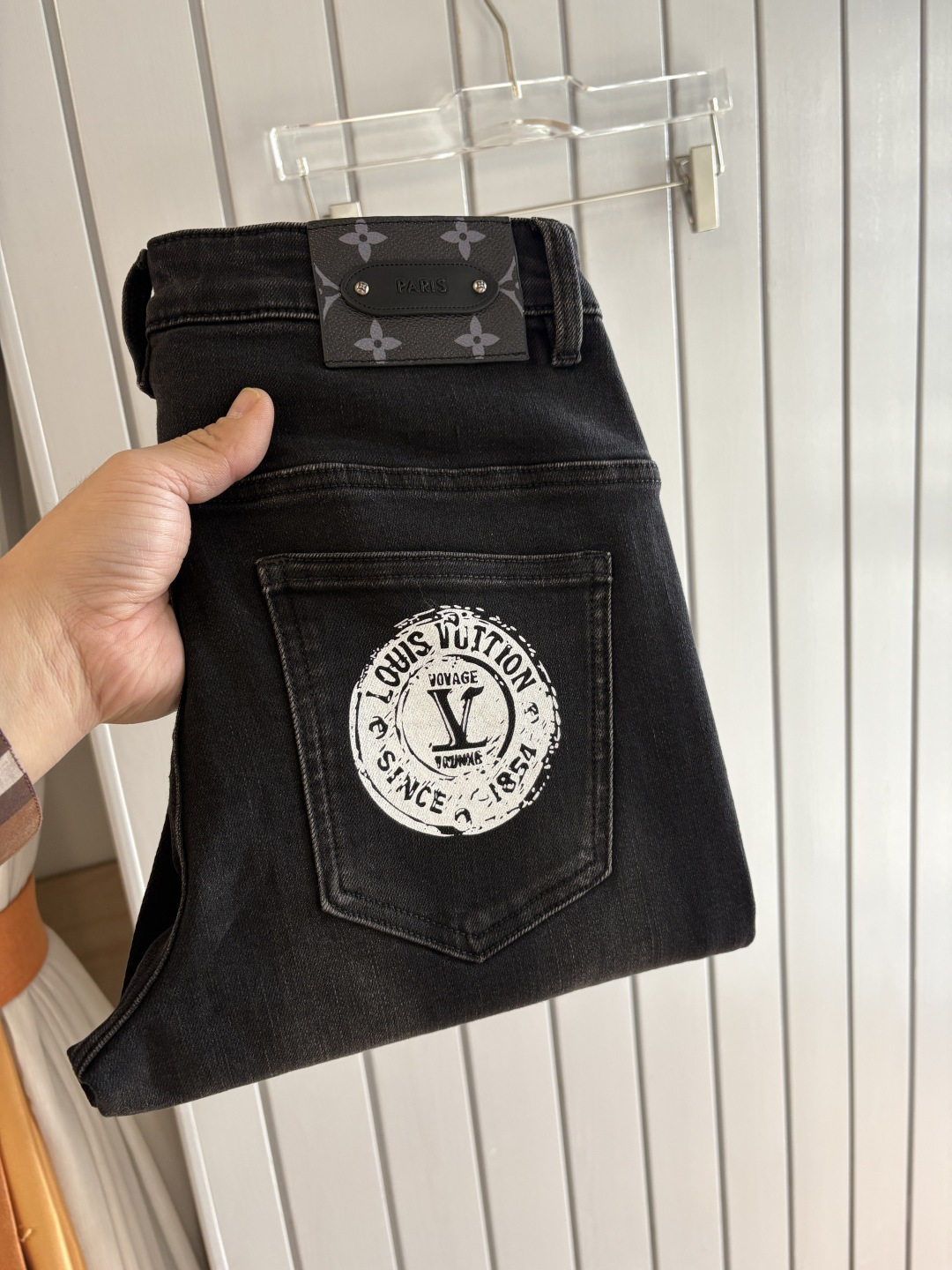 专柜🆕2025秋冬设计推荐 热卖牛仔裤🆕柔软亲肤面料 奢华头层牛皮腰牌 经典蓝洗水 专柜限量款 奢华感订