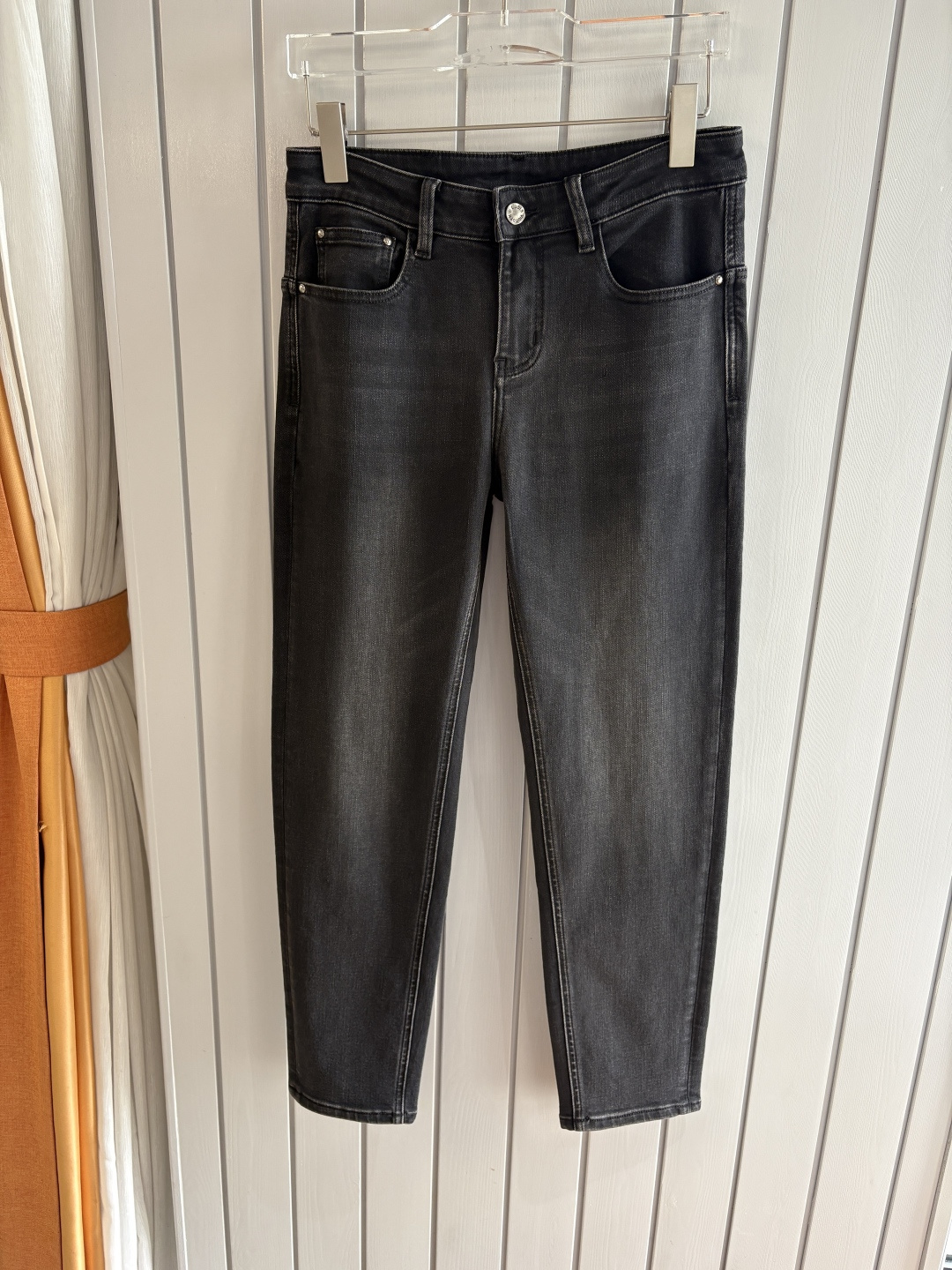 专柜🆕2025秋冬设计推荐 热卖牛仔裤🆕柔软亲肤面料 奢华头层牛皮腰牌 经典蓝洗水 专柜限量款 奢华感订