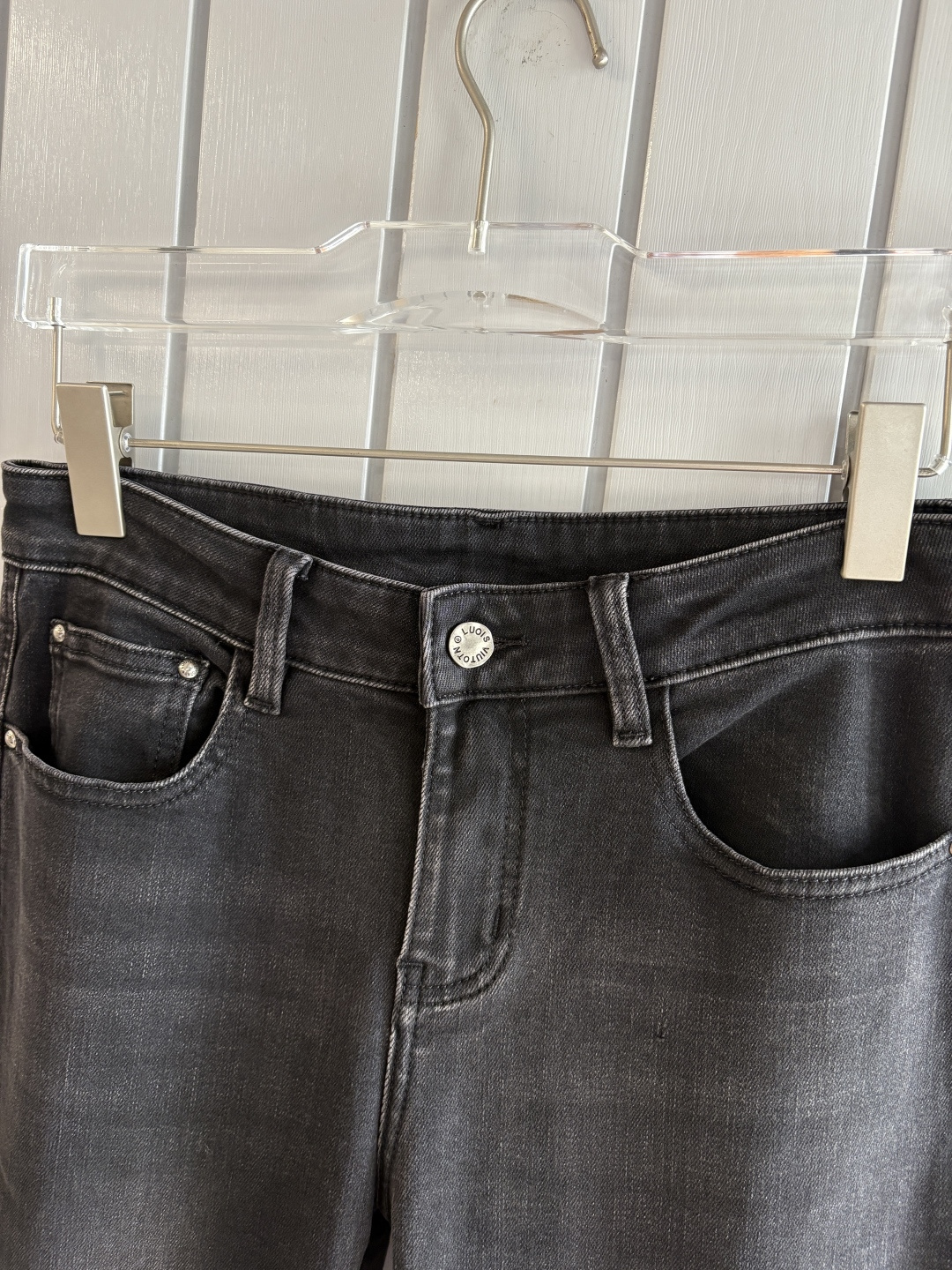 专柜🆕2025秋冬设计推荐 热卖牛仔裤🆕柔软亲肤面料 奢华头层牛皮腰牌 经典蓝洗水 专柜限量款 奢华感订